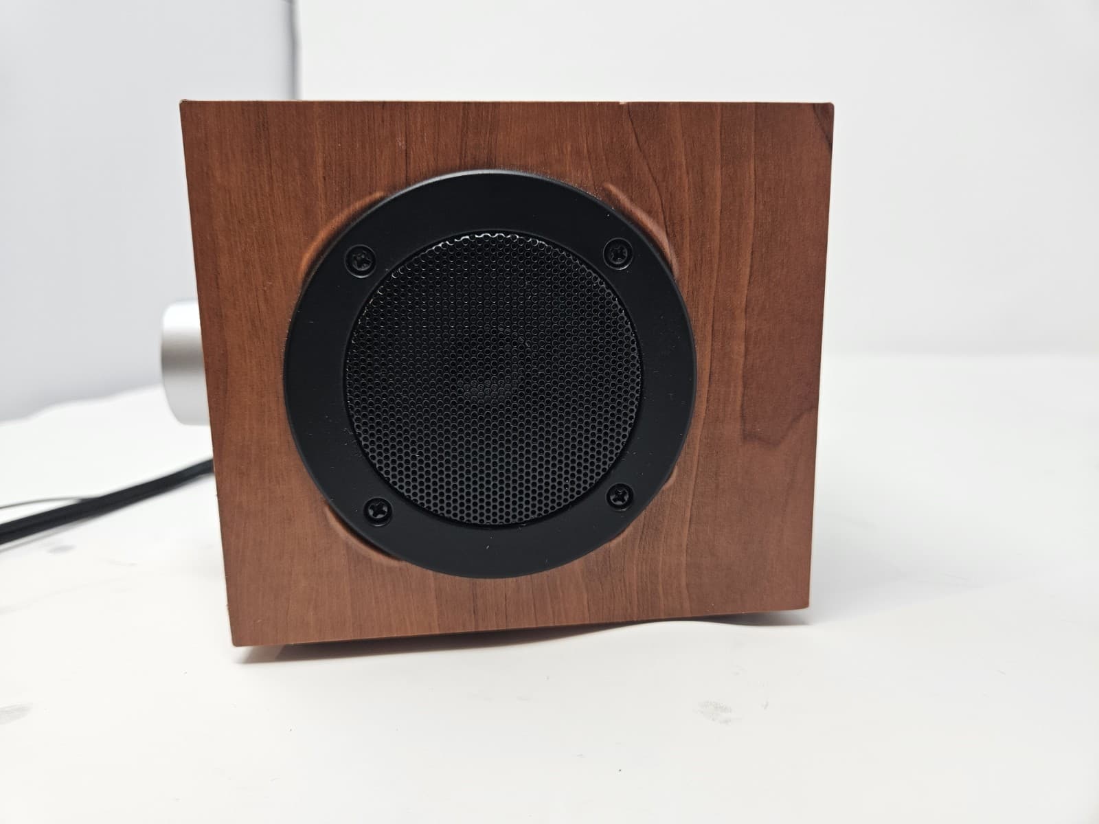 Richard Solo FM/AM or AUX Radio Dual Speakers And Clock - Thumbnail 2
