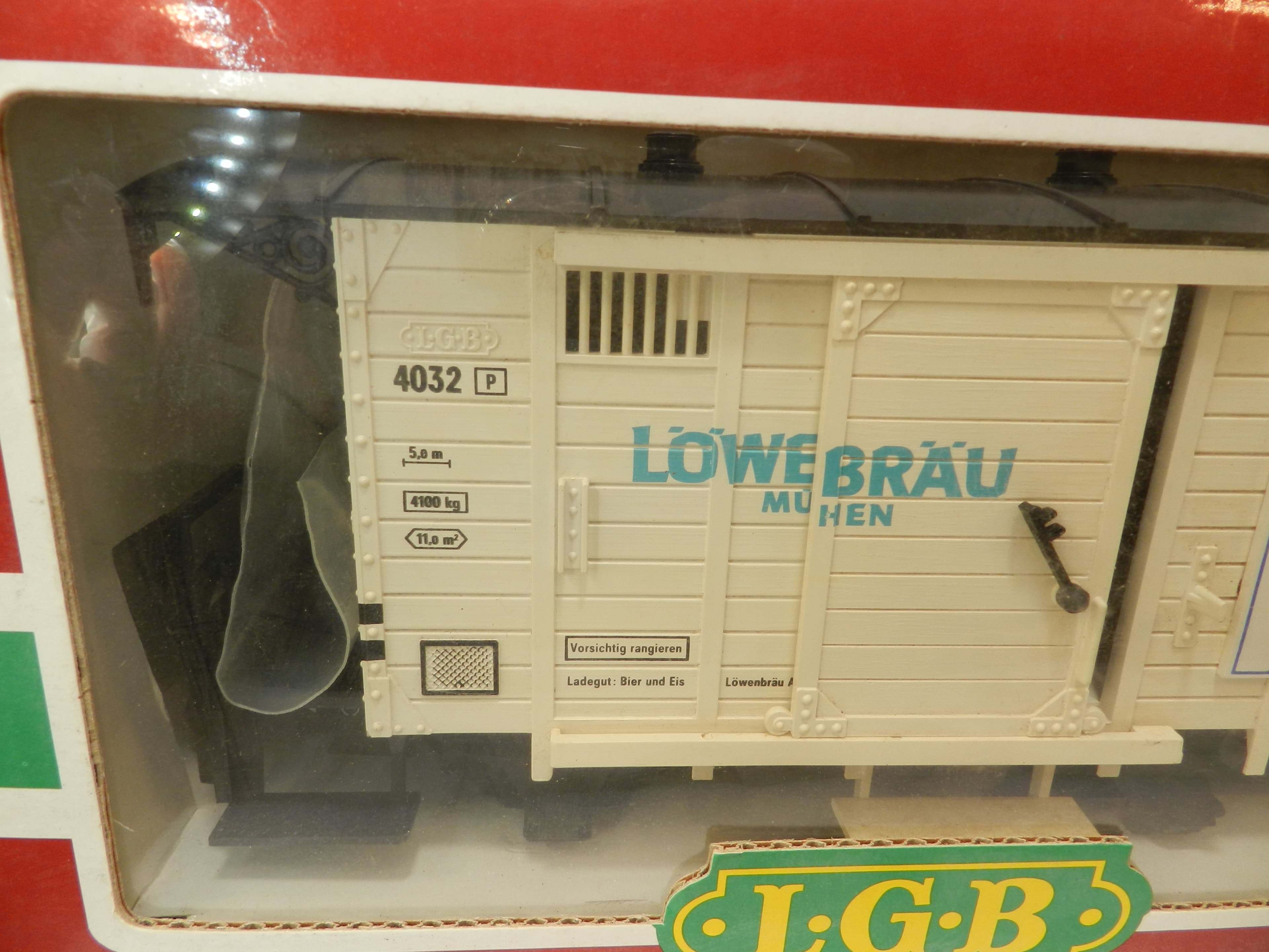 LGB 4032 Lowenbrau Beer G-scale (1:22.5) model railroad boxcar NIB (O91K) - Thumbnail 2