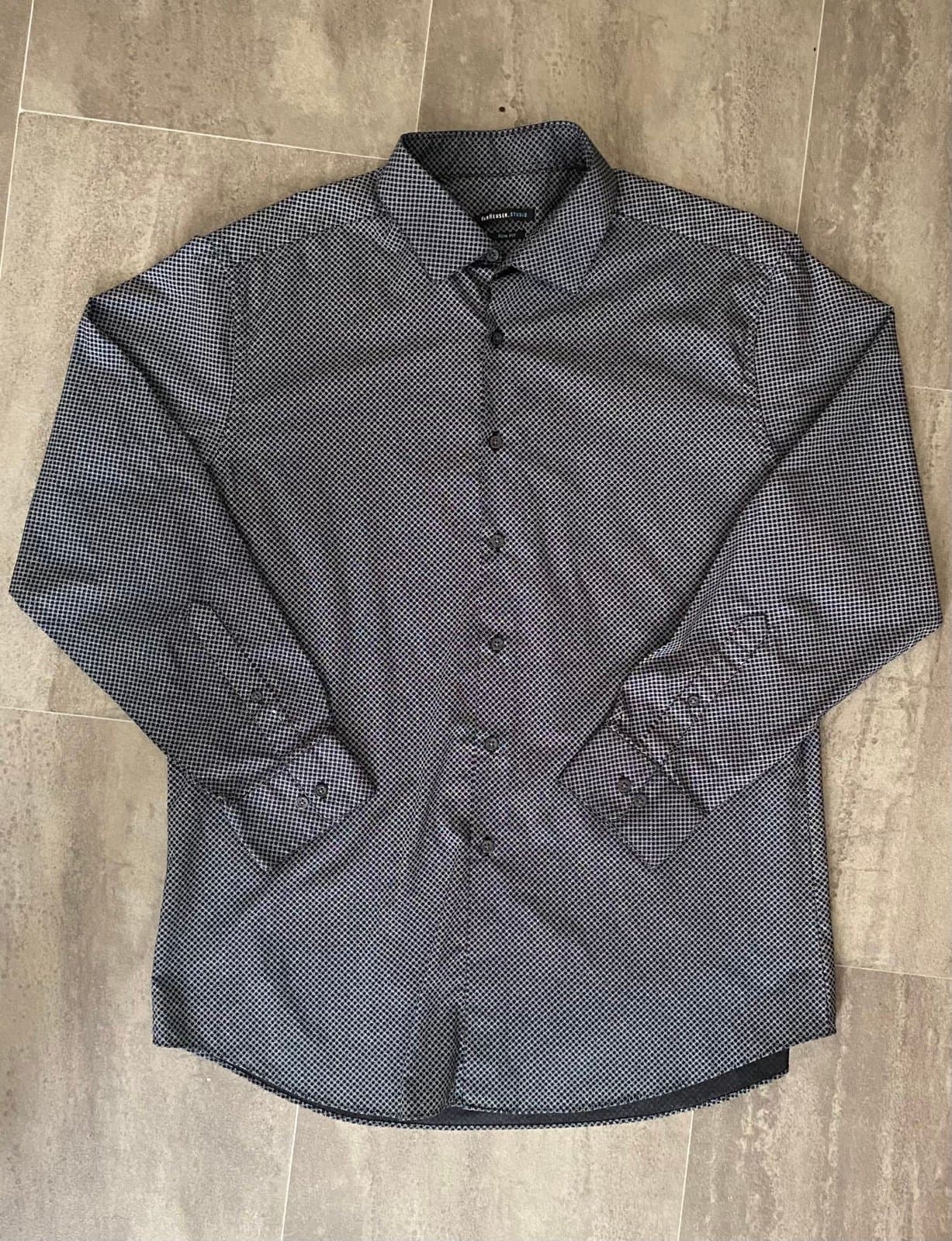 Black and white Van Heusen men’s medium long sleeve dress shirt