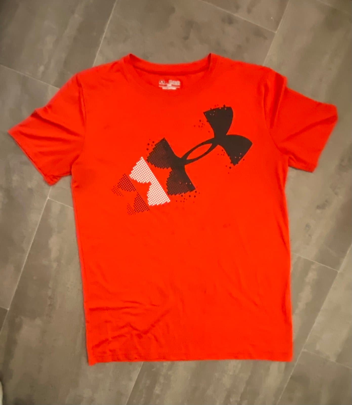 Red Under Armour T-shirt YXL
