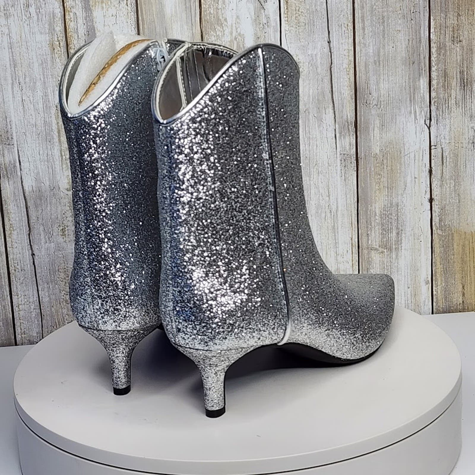 NEW - On 34th Aatira Silver Tulip Booties - Size 7.5 M - Thumbnail 4