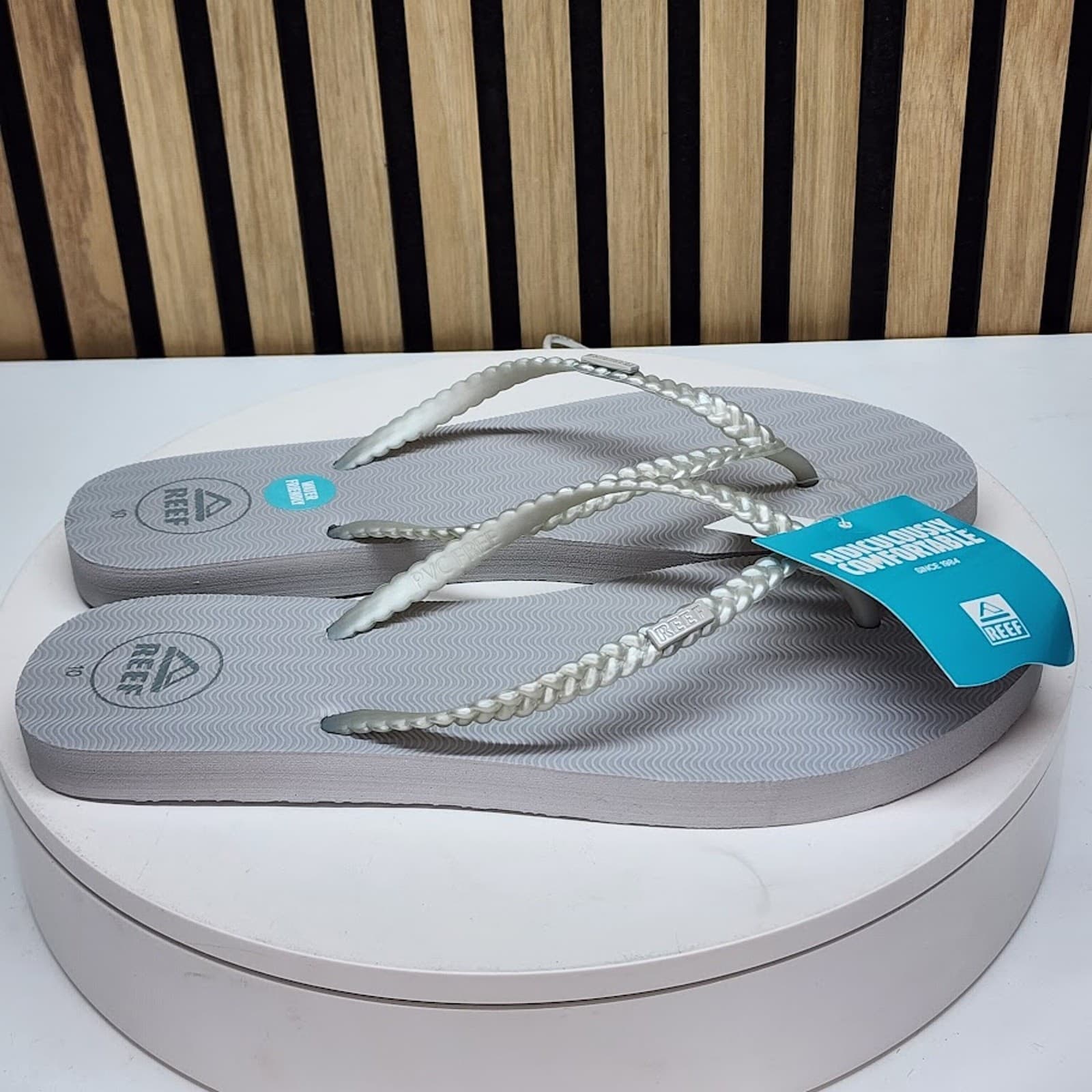 NEW - REEF Seaside Women’s Silver Thong Sandals Water Friendly Flip Flops Size 8 - Thumbnail 2