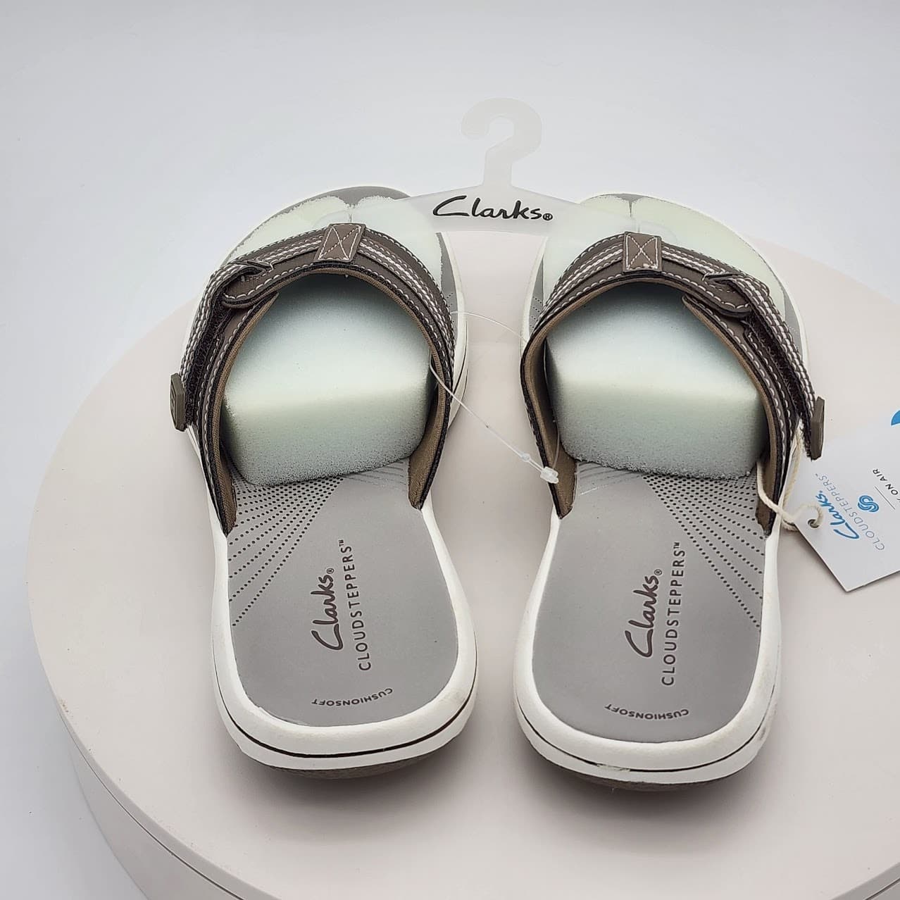 NEW - Clarks Cloudsteppers Women's Pewter Flip Flop Sandals Cushion Soft Size 6 - Thumbnail 3
