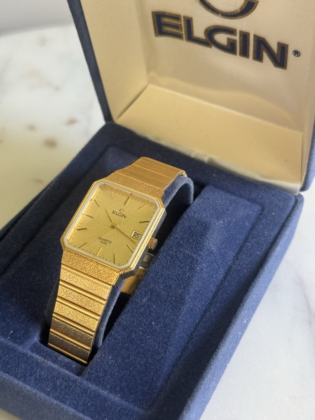Vintage Elgin Gold Tone Quartz Date Watch Textured Dial & Bracelet 26mm Case IOB - Thumbnail 4