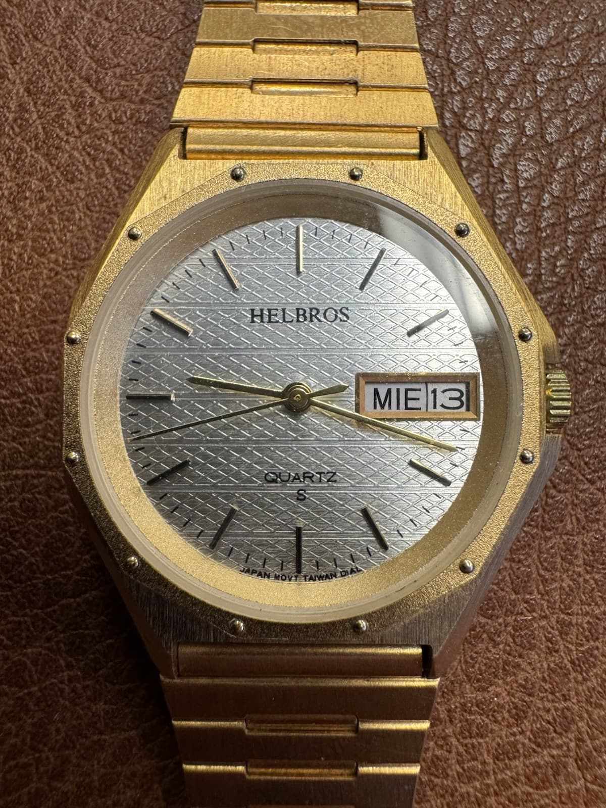 Vintage HELBROS Gold Tone Quartz Watch Day Date Dodecagonal Bezel 35.5mm - Thumbnail 3