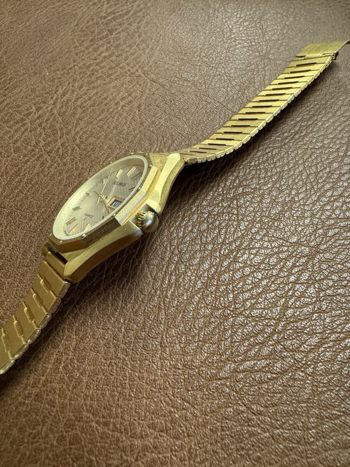 Vintage HELBROS Gold Tone Quartz Watch Day Date Dodecagonal Bezel 35.5mm - Thumbnail 8