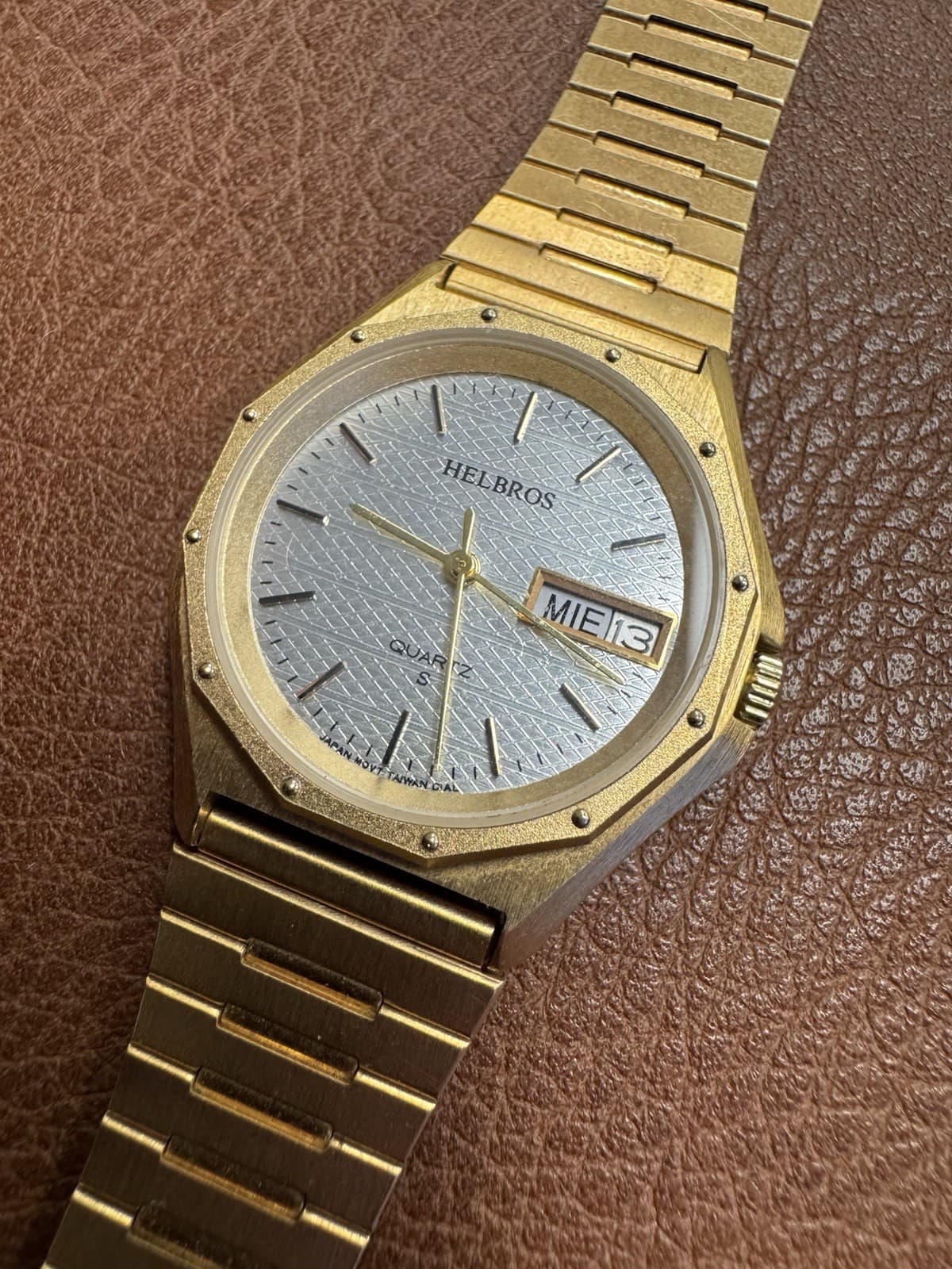Vintage HELBROS Gold Tone Quartz Watch Day Date Dodecagonal Bezel 35.5mm - Thumbnail 2