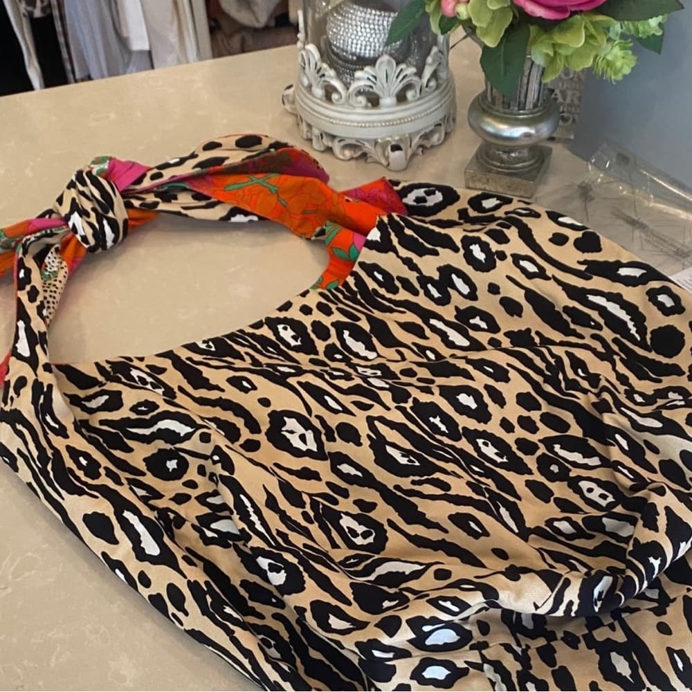 Cabi Reversible Sling Bag #5992 - Thumbnail 7