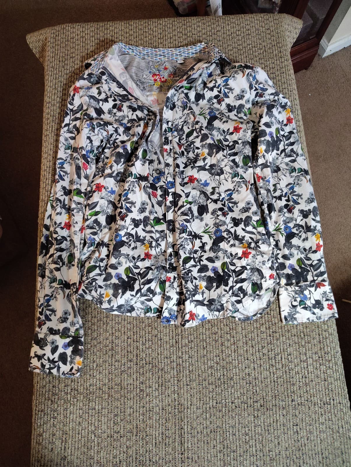 Robert Graham STEVENS Floral Linen Blend Excellent Condition. Size: Medium