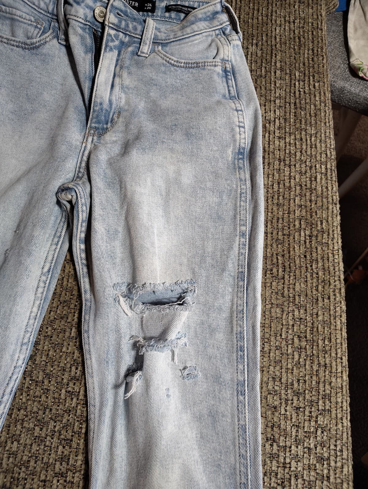 Hollister Ultra High-Rise Mom Jeans Light Blue Distressed Denim for Women - Thumbnail 5