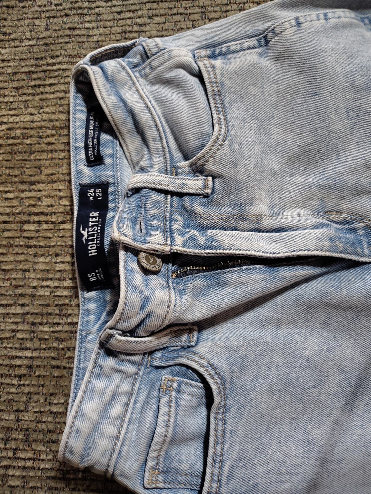 Hollister Ultra High-Rise Mom Jeans Light Blue Distressed Denim for Women - Thumbnail 8