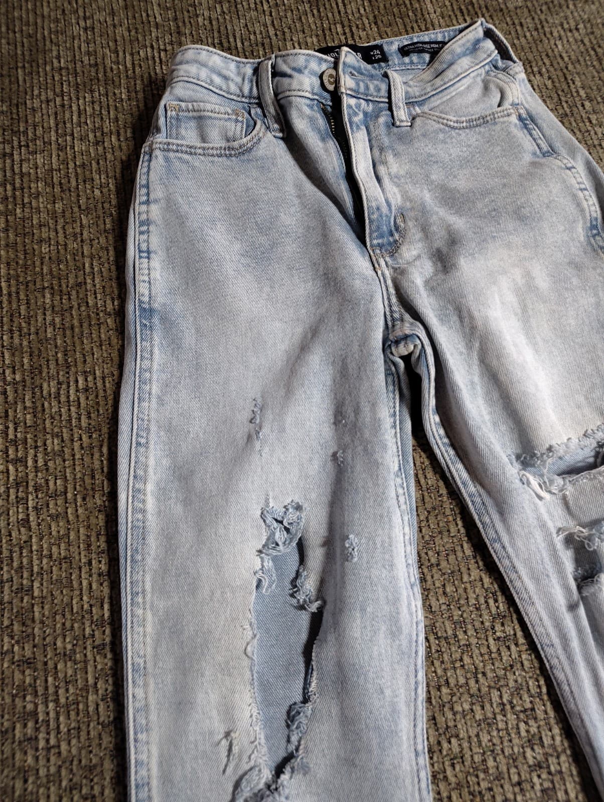 Hollister Ultra High-Rise Mom Jeans Light Blue Distressed Denim for Women - Thumbnail 4