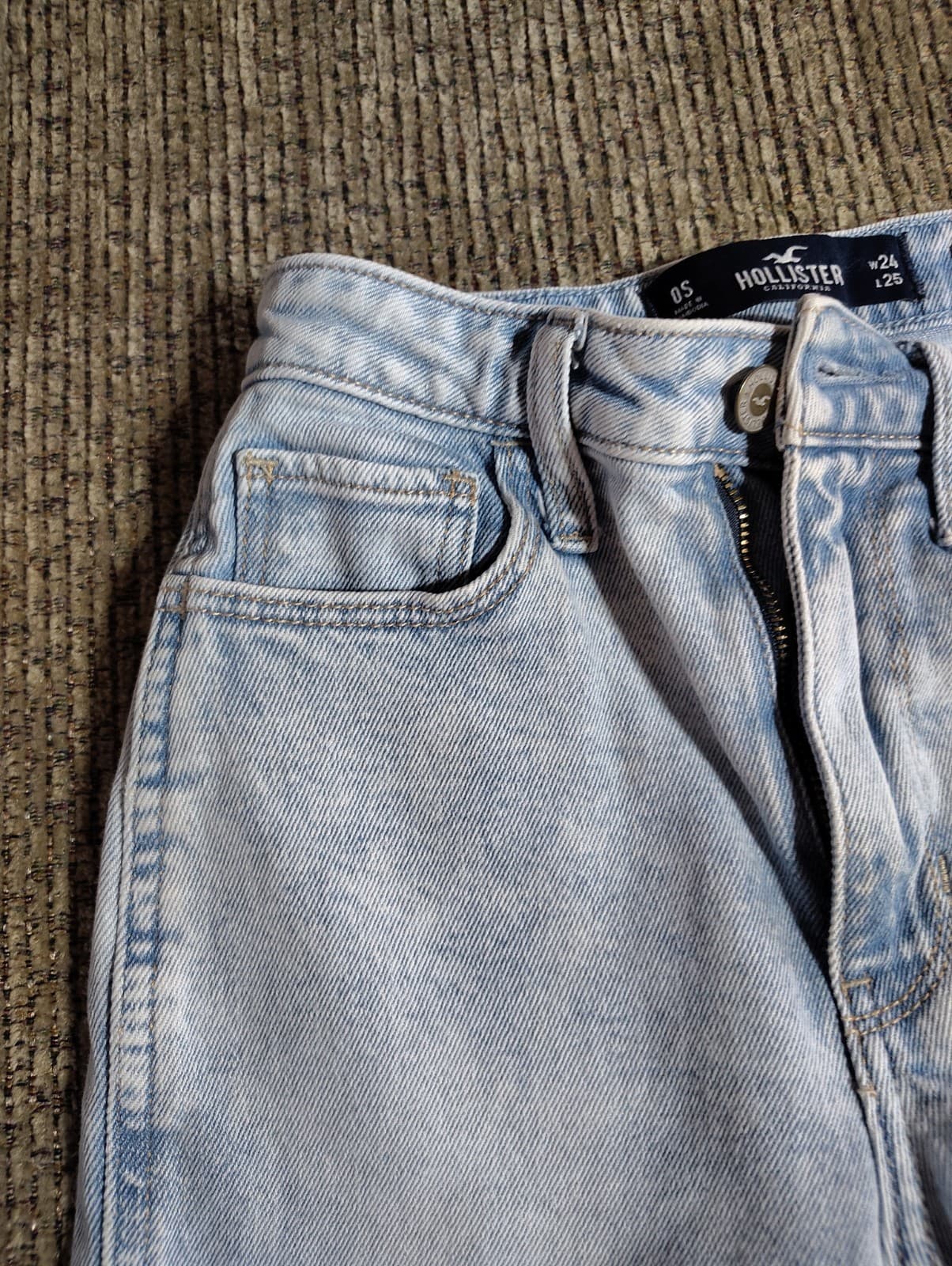 Hollister Ultra High-Rise Mom Jeans Light Blue Distressed Denim for Women - Thumbnail 6