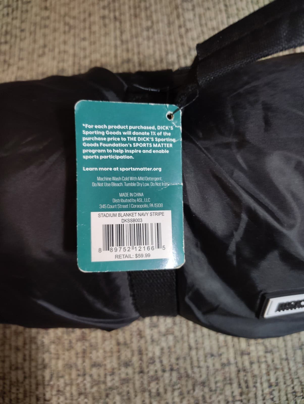 Dick's Sporting Goods Stadium Blanket Black Water-Resistant NWT 58x72 - Thumbnail 4