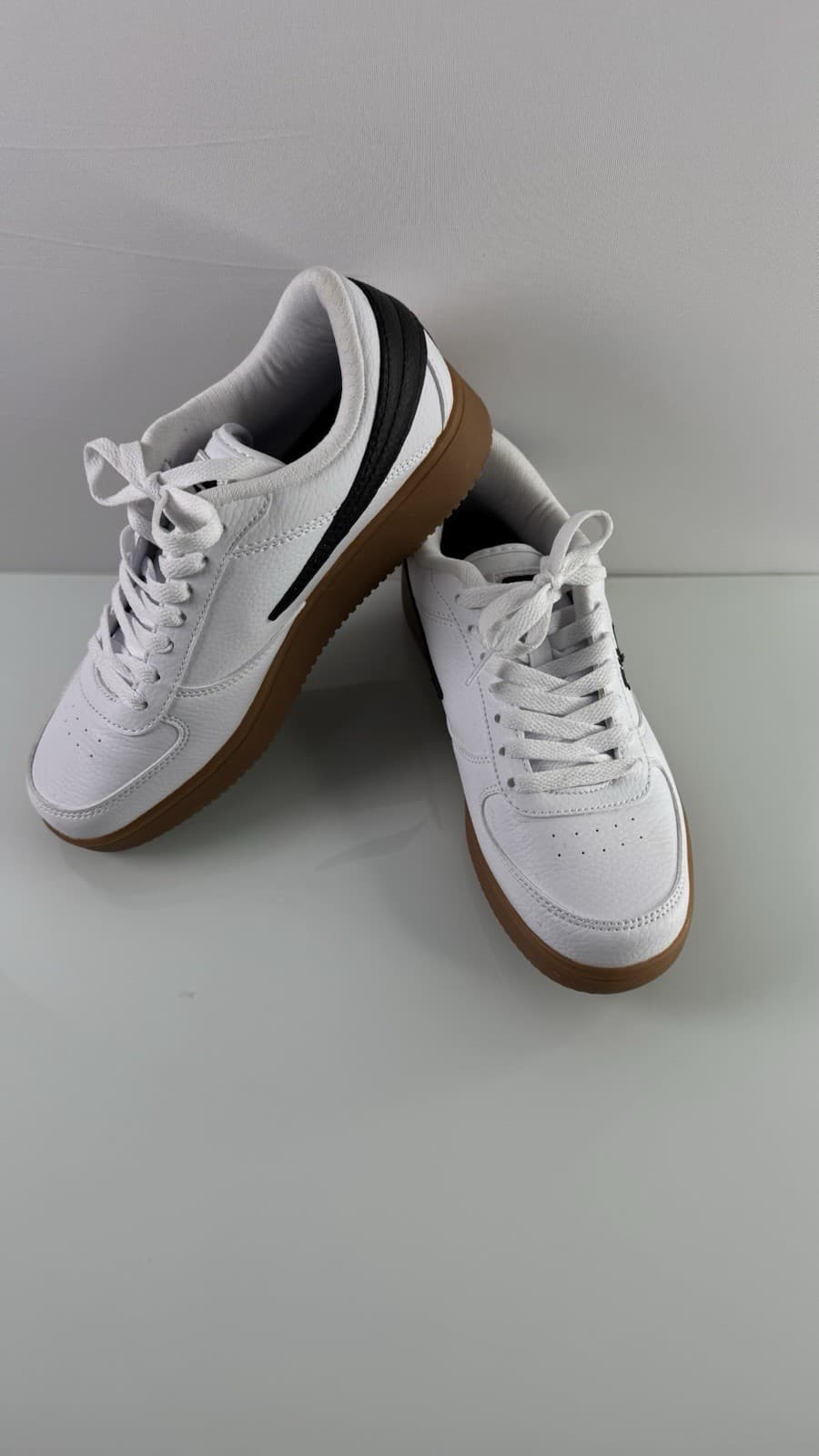 Classic Style Fila Sneakers With The Gum Bottom - Thumbnail 2