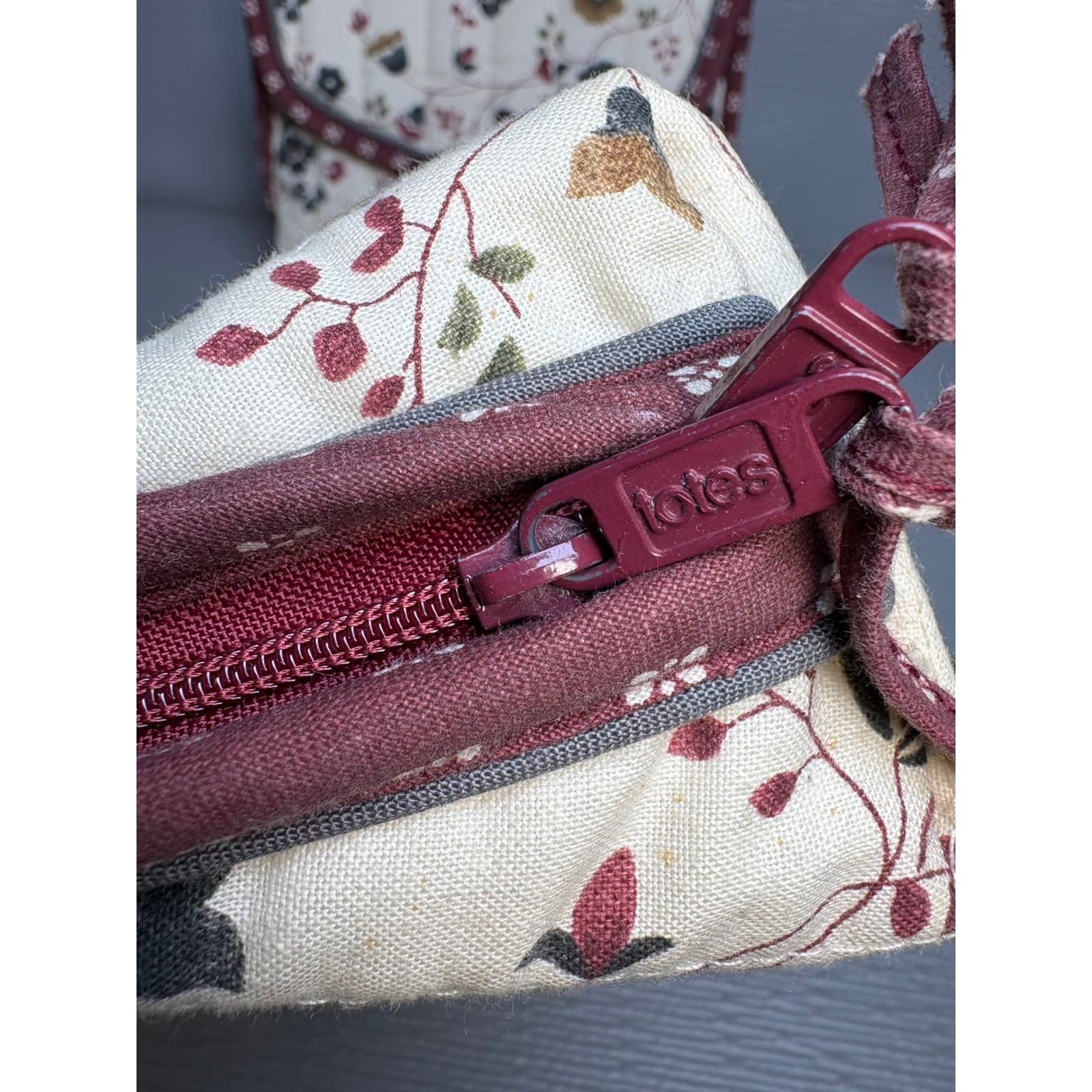 Totes Vintage Style Quilted Floral Makeup Bag & Mirror Pouch Set Cream Burgundy - Thumbnail 9