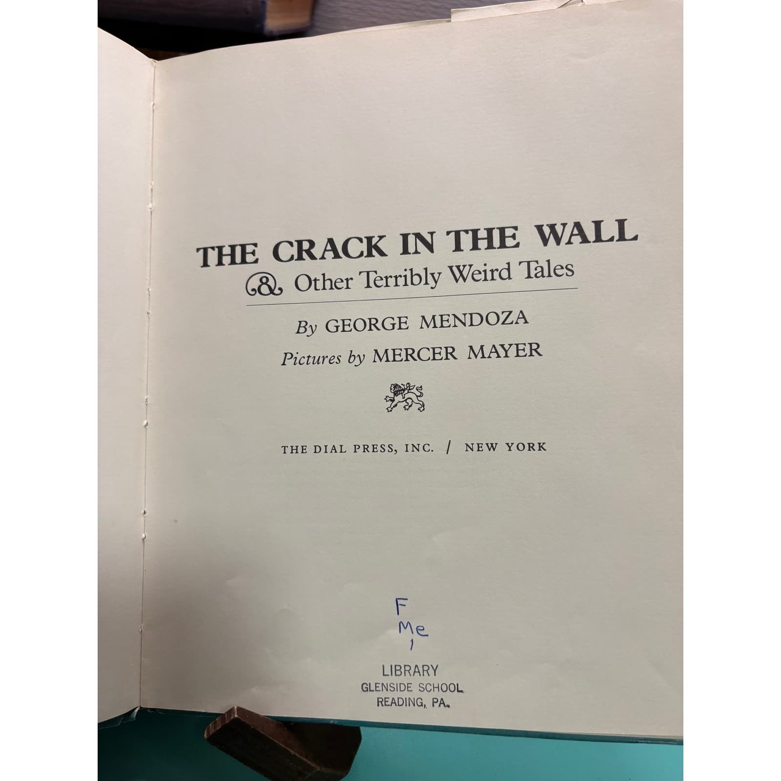 1968 The Crack in the Wall George Mendoza Mercer Mayer First Printing Hardcover - Thumbnail 5