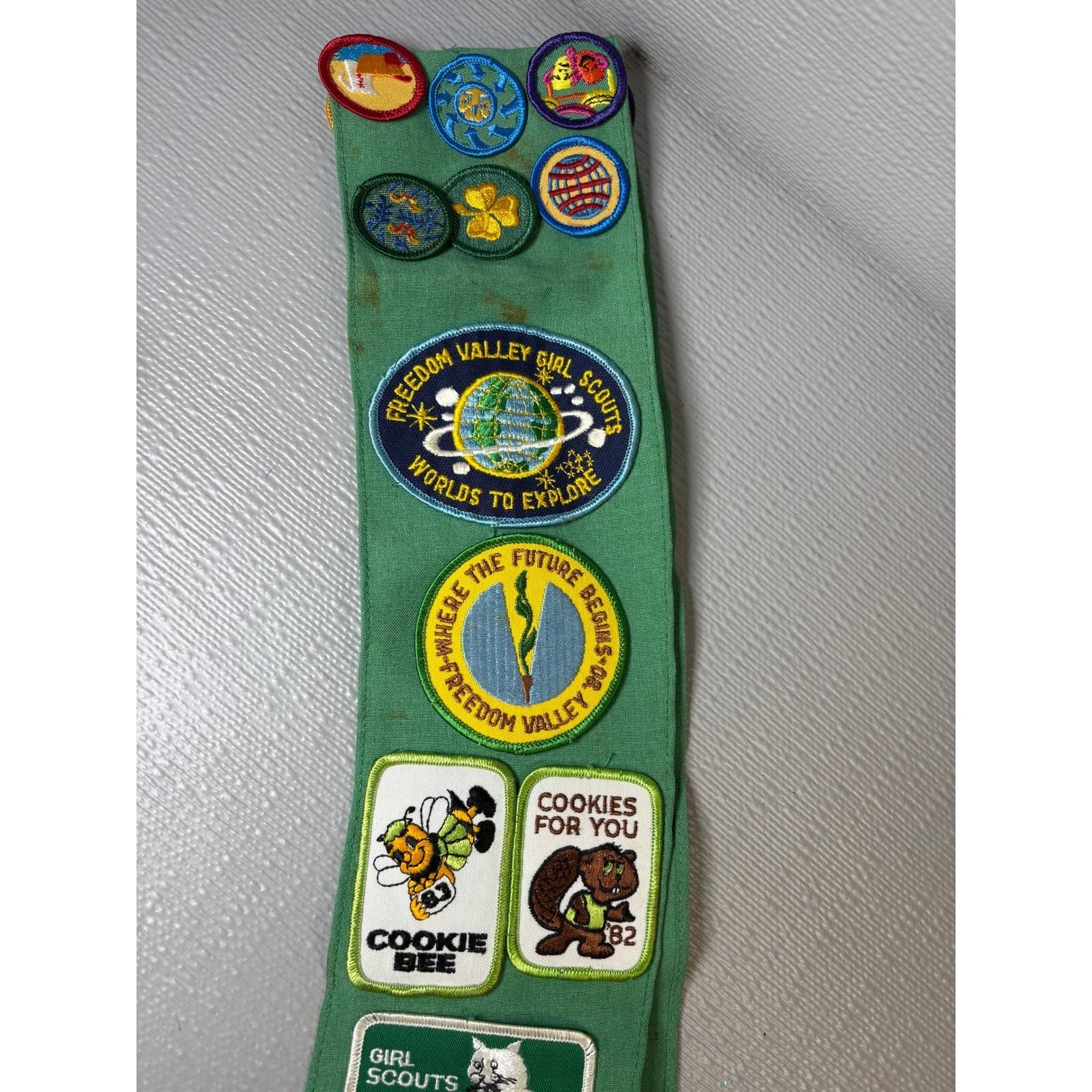 Vintage Girl Scouts Junior Sash Green with 1980s Patches Pins Troop 333 GSA - Thumbnail 4