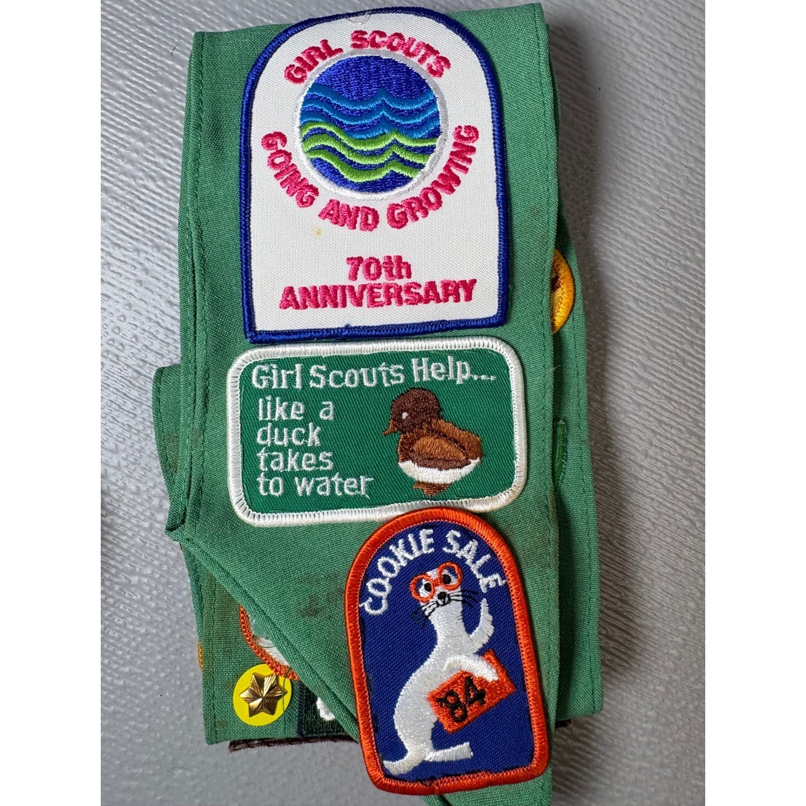 Vintage Girl Scouts Junior Sash Green with 1980s Patches Pins Troop 333 GSA - Thumbnail 10