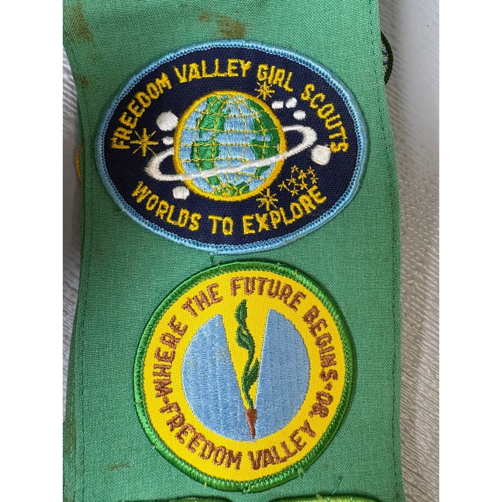 Vintage Girl Scouts Junior Sash Green with 1980s Patches Pins Troop 333 GSA - Thumbnail 12