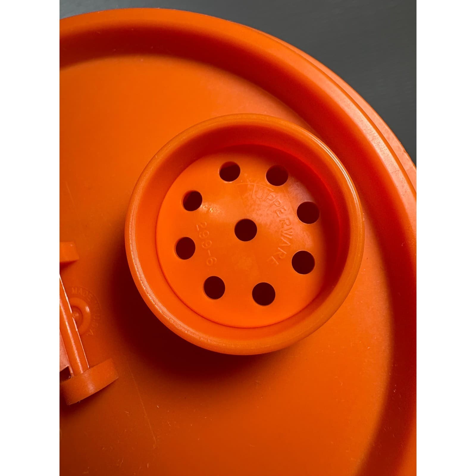 Vintage Tupperware Orange Quick Shake Shaker 262-14 with Strainer Lid 603-1 - Thumbnail 3