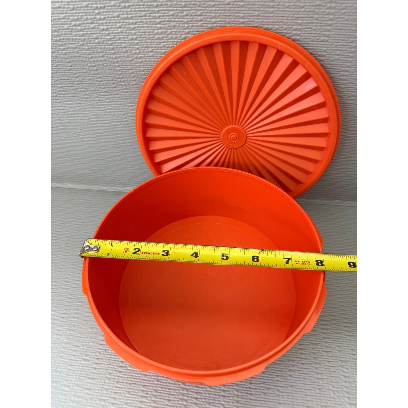 Vintage Tupperware Orange Servalier Bowl with Sunburst Lid 8 Inch - Thumbnail 5