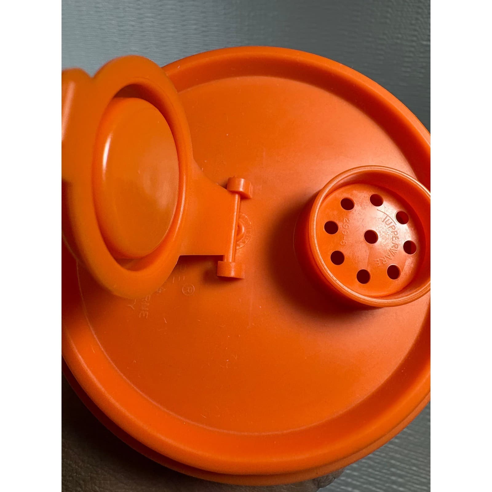 Vintage Tupperware Orange Quick Shake Shaker 262-14 with Strainer Lid 603-1 - Thumbnail 2