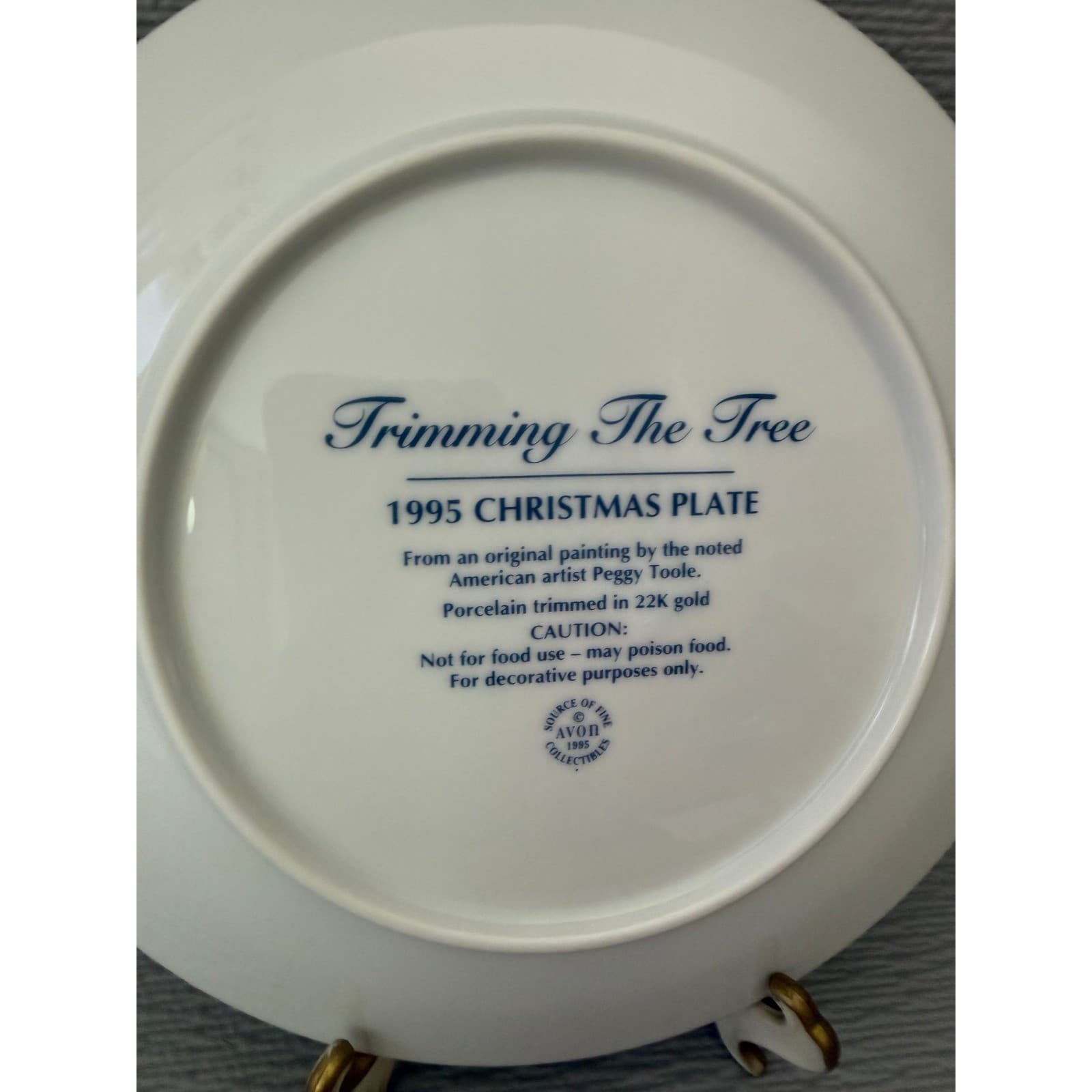 Avon 1995 Christmas Plate Trimming The Tree Peggy Toole 22K Gold Trim 8 inch - Thumbnail 4