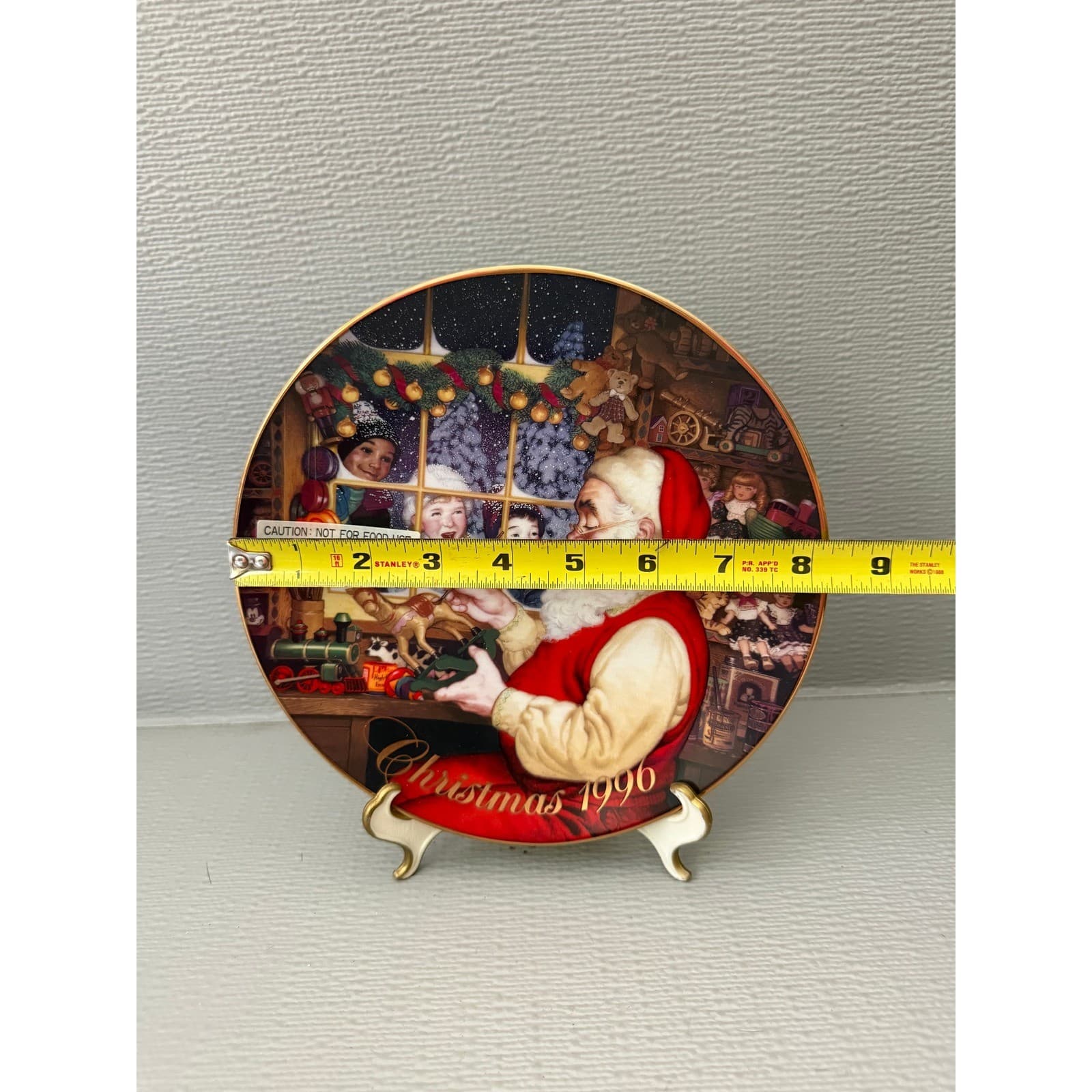 Avon 1996 Christmas Plate Santas Loving Touch Porcelain 22K Gold Trim 8 inch - Thumbnail 3