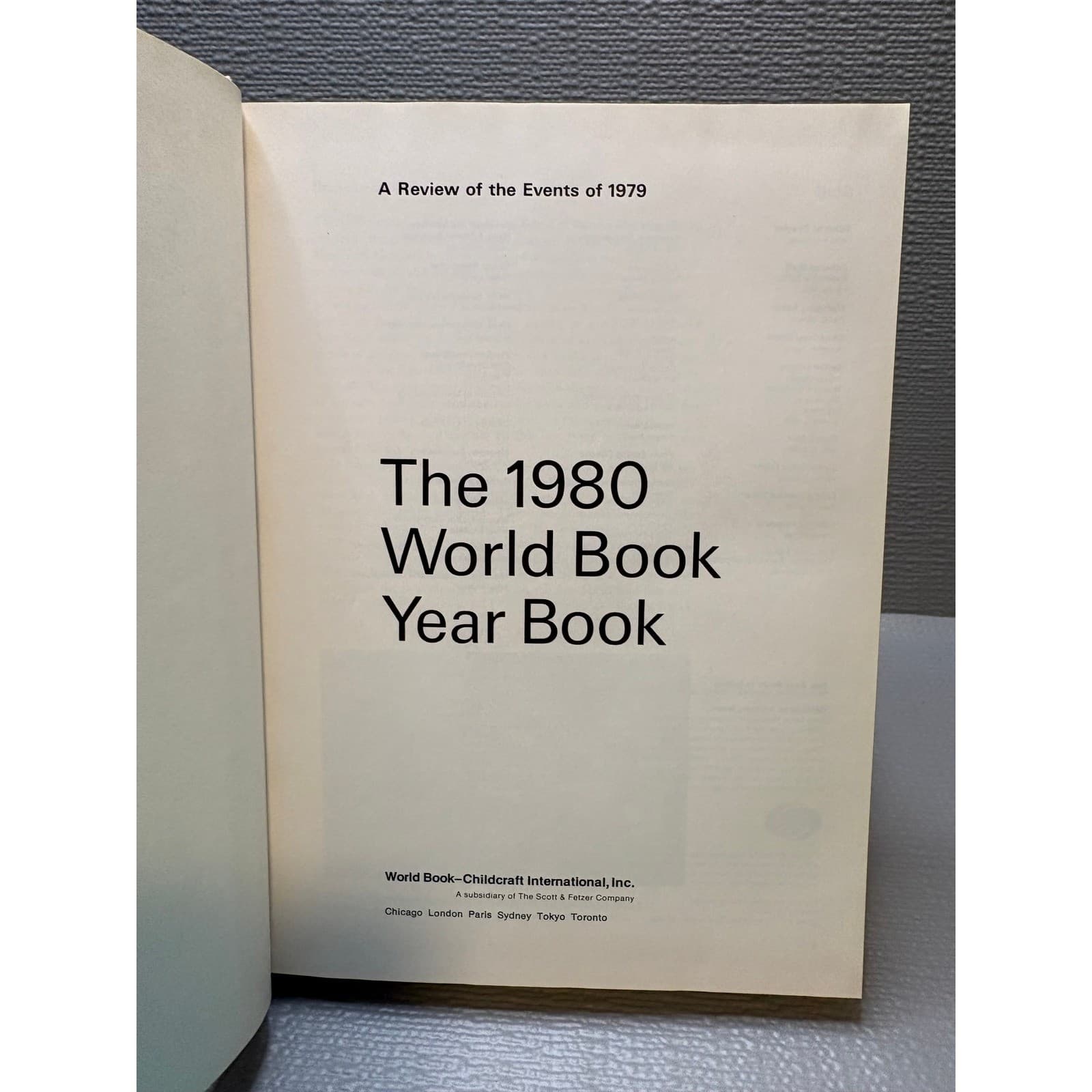 The 1980 World Book Year Book Review of Events of 1979 Vintage Hardcover Cream - Thumbnail 3