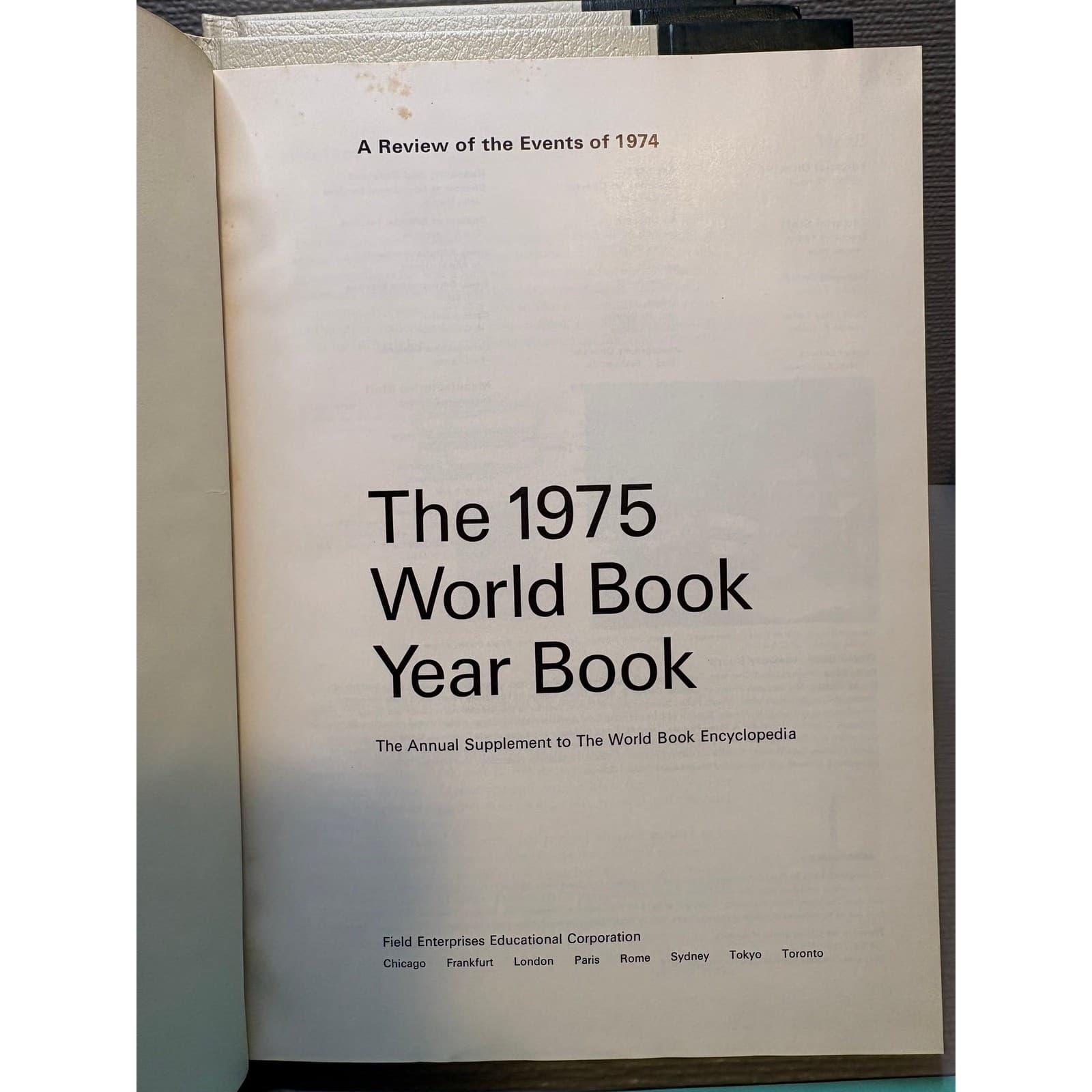 Vintage 1975 The World Book Year Book Annual Supplement Hardcover Vintage 1970s - Thumbnail 4