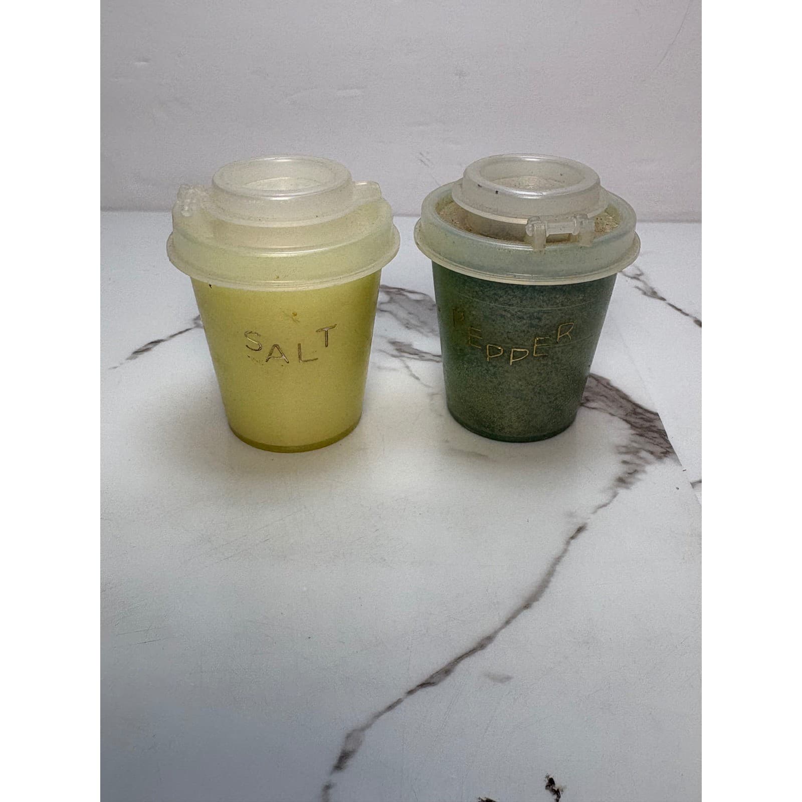 Vintage Tupperware Salt and Pepper Shakers Yellow Green Flip Top 2pc - Thumbnail 6