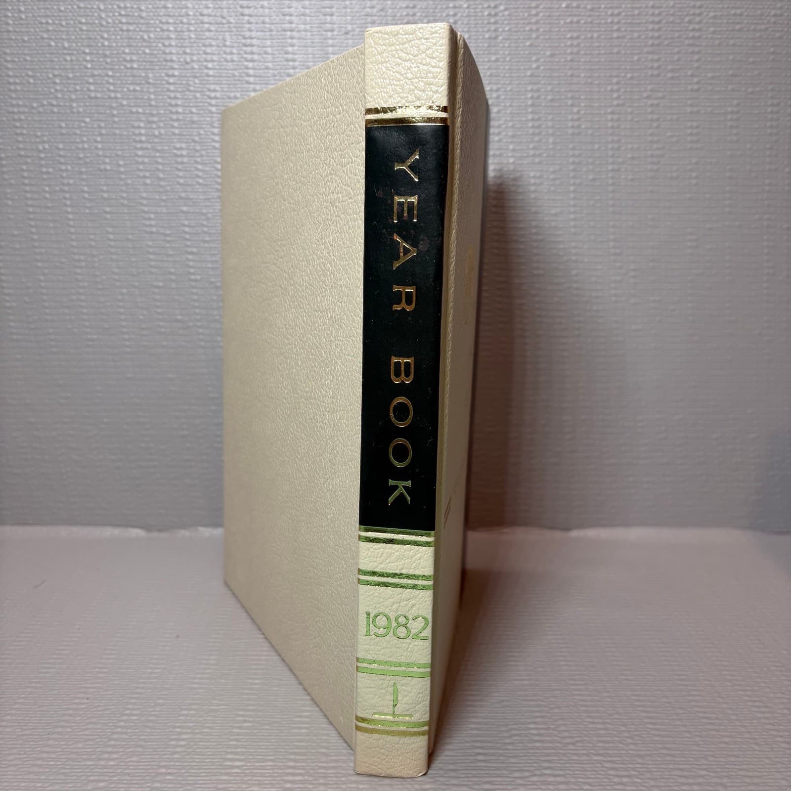 1982 World Book Year Book Annual Supplement Review of 1981 Events Vintage Book - Thumbnail 2