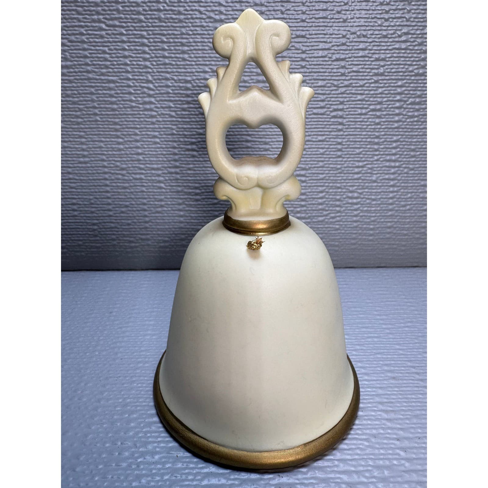 Vintage Homco Praying Hands Porcelain Bell Gold Trim Bisque Taiwan 1452 - Thumbnail 2