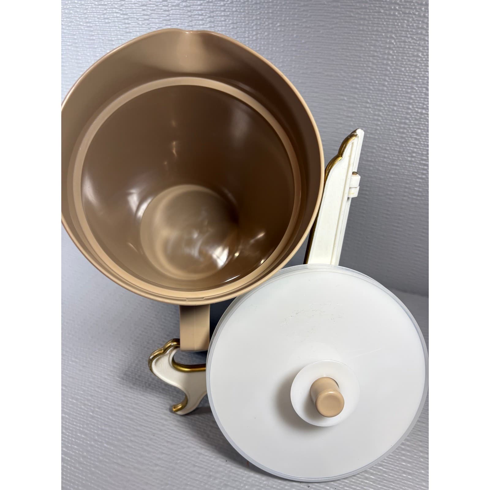 Vintage Tupperware 2 Quart Pitcher Almond Tan Push Button Lid 800-5 Made in USA - Thumbnail 4