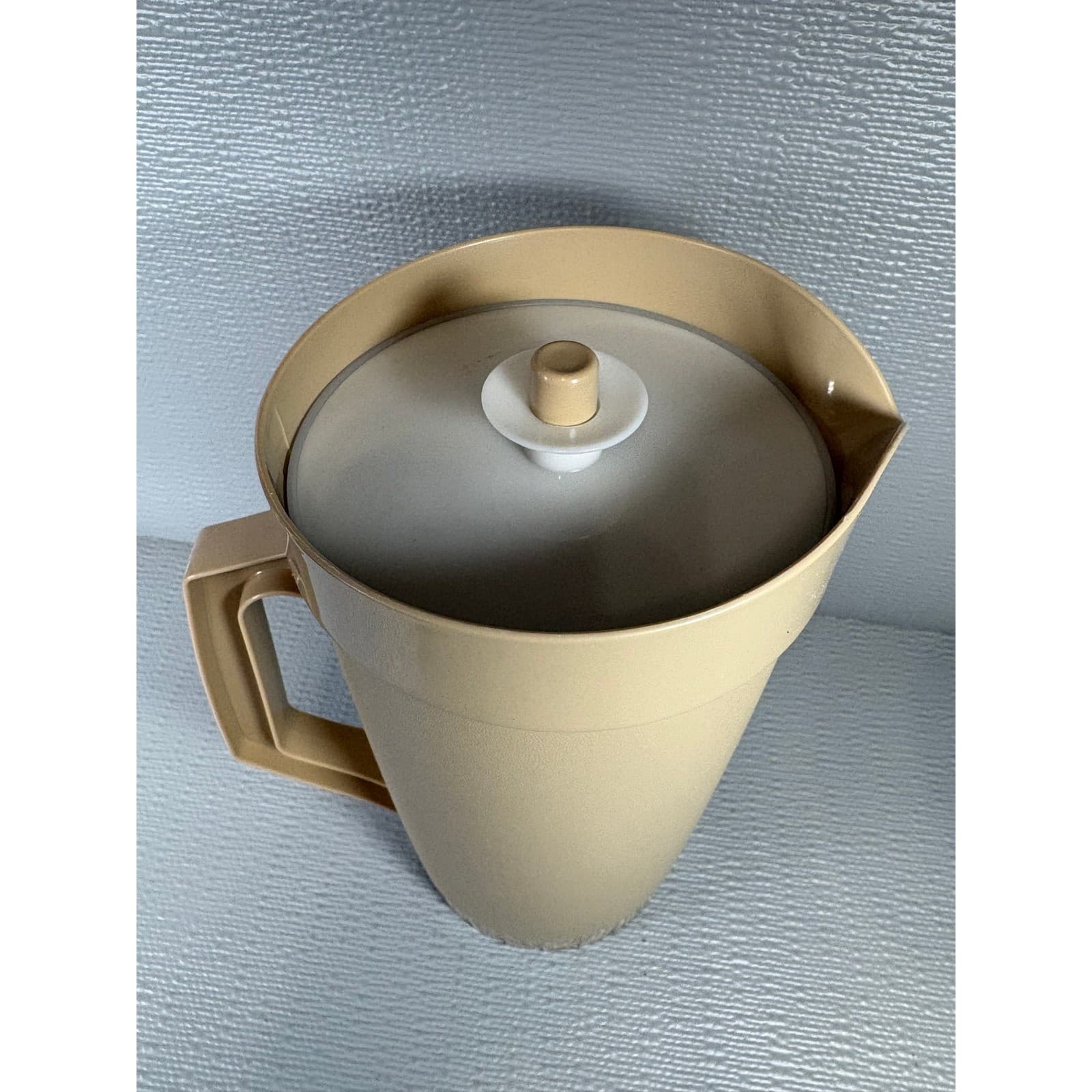 Vintage Tupperware 2 Quart Pitcher Almond Tan Push Button Lid 800-5 Made in USA - Thumbnail 3