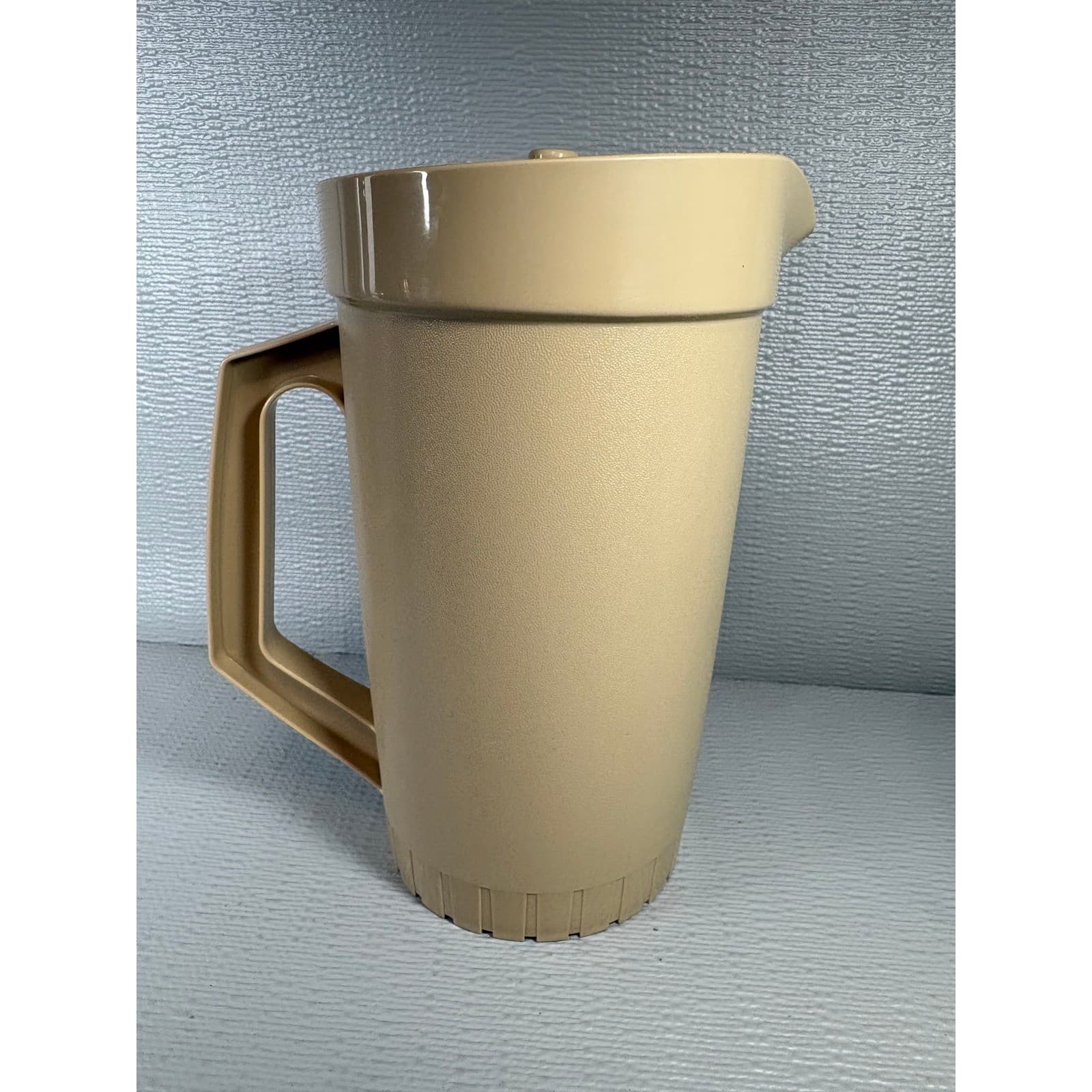 Vintage Tupperware 2 Quart Pitcher Almond Tan Push Button Lid 800-5 Made in USA - Thumbnail 2