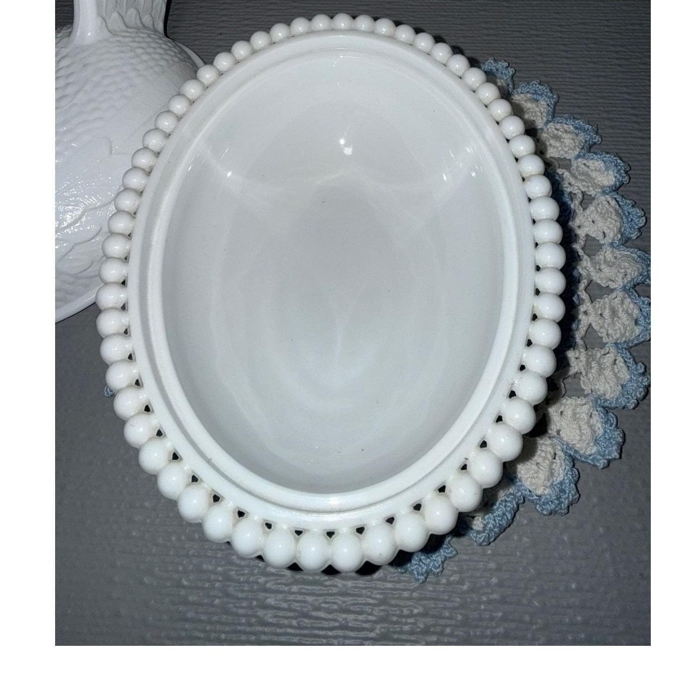 Vintage White Milk Glass Hen on Nest Covered Dish Beaded Rim - Thumbnail 4
