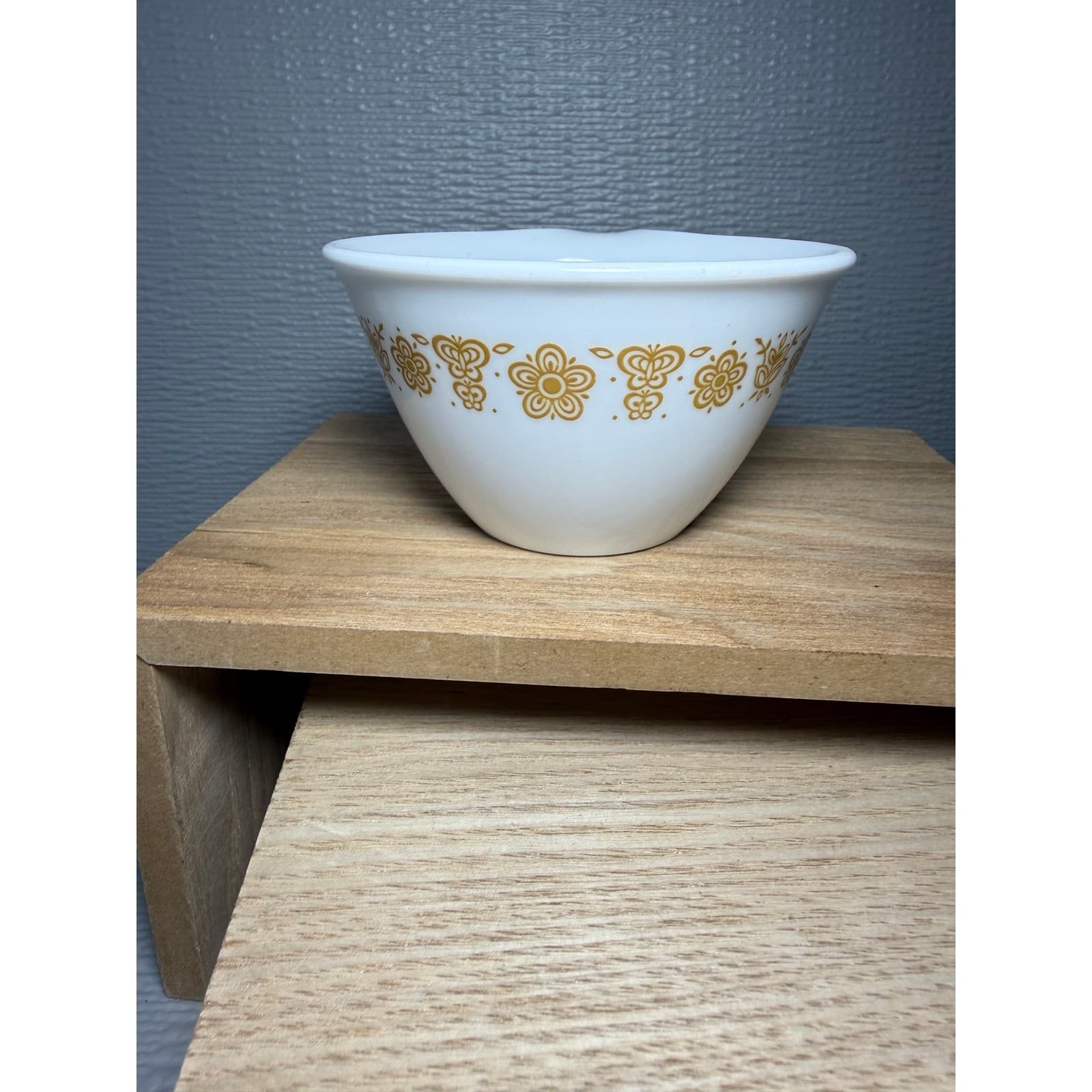 Corelle Butterfly Gold Teacups Set of 4 Vintage Corning White Gold Hook Handle - Thumbnail 3