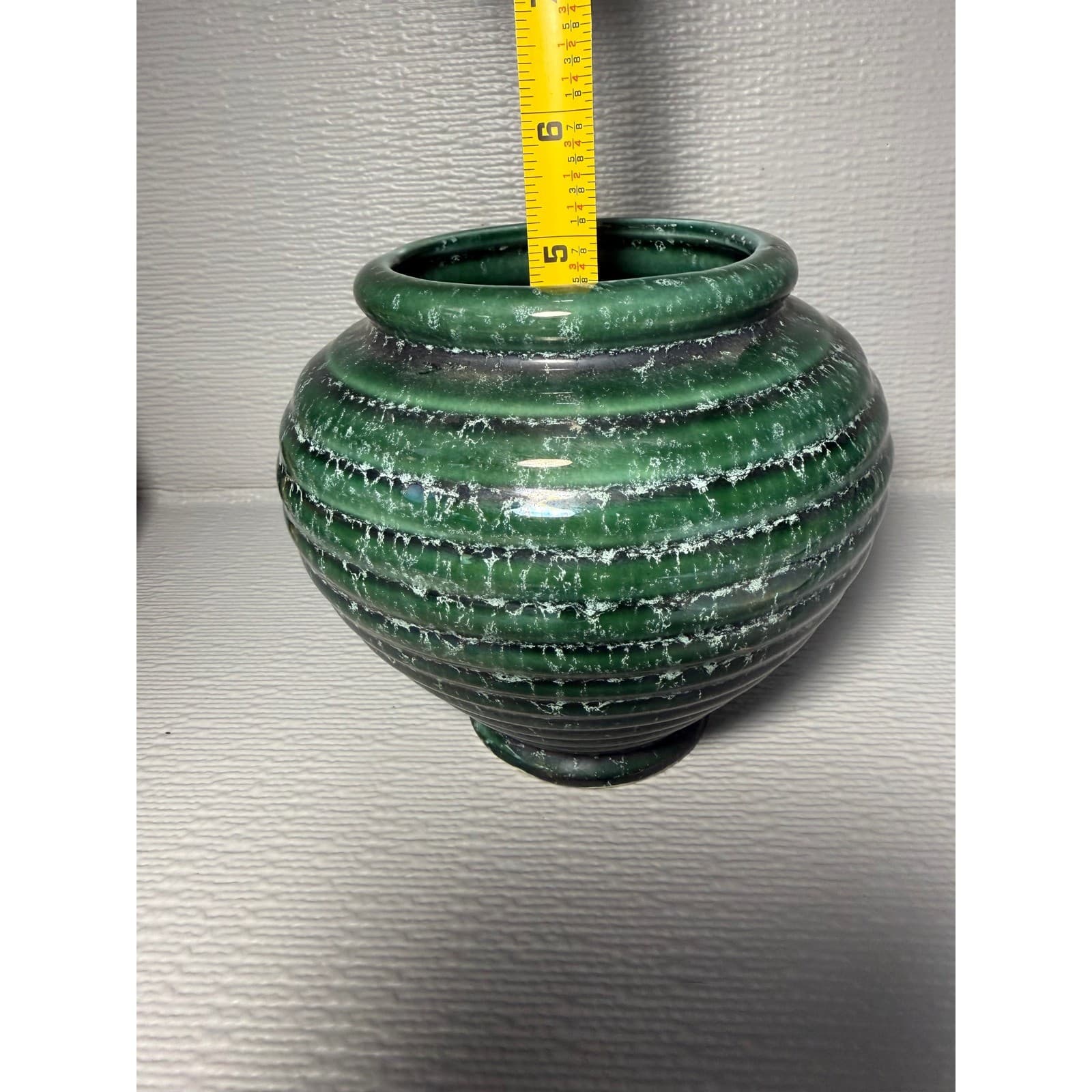 Hull Pottery 418 Urn Vase Vintage Emerald Green Ribbed Drip Glaze USA Ceramic - Thumbnail 2