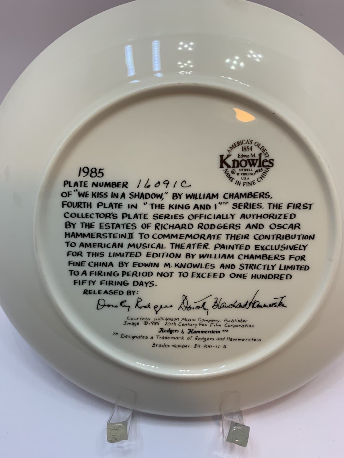 1985 Collector Plate WE KISS IN A SHADOW 4th/4 in The King and I Series w/CoA - Thumbnail 2