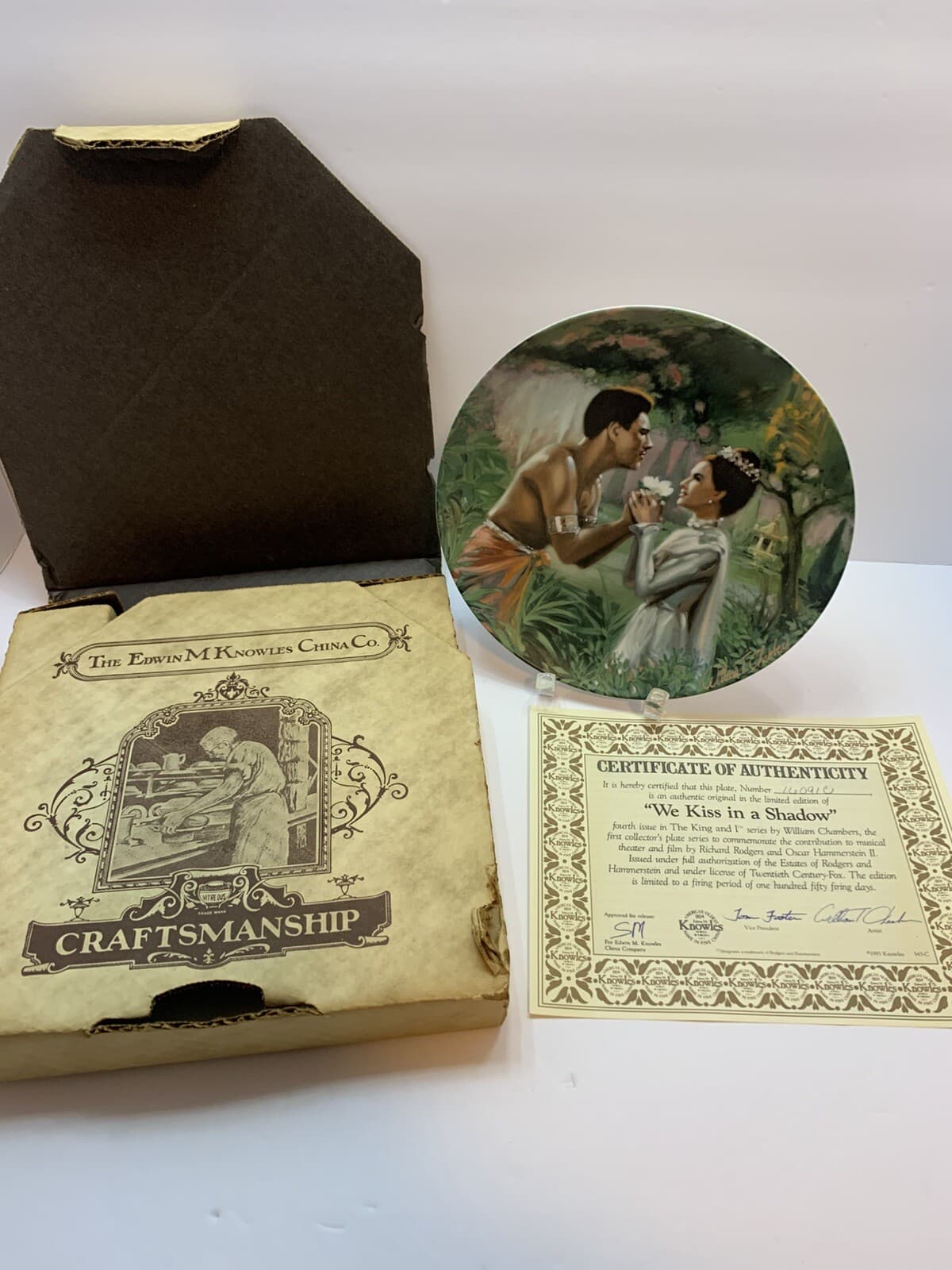 1985 Collector Plate WE KISS IN A SHADOW 4th/4 in The King and I Series w/CoA - Thumbnail 4