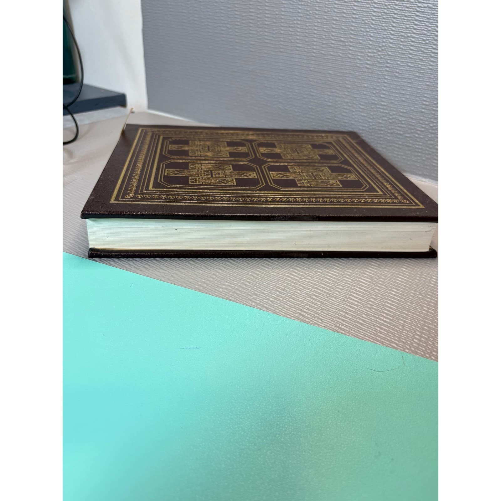 The New Illustrated Companion to the Bible J.R. Porter Gold Art Deco Hardcover - Thumbnail 9