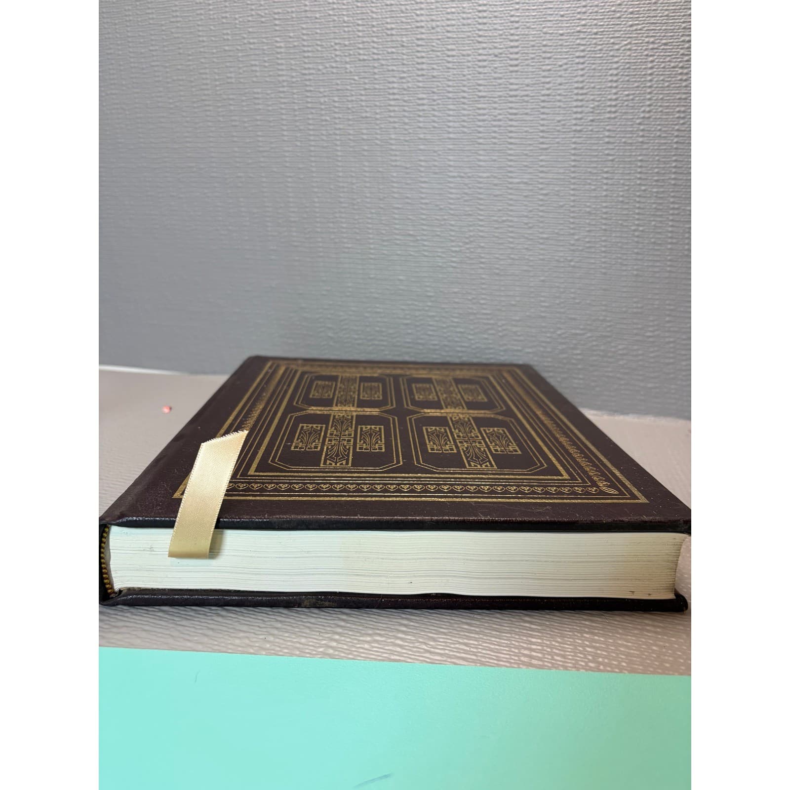 The New Illustrated Companion to the Bible J.R. Porter Gold Art Deco Hardcover - Thumbnail 8