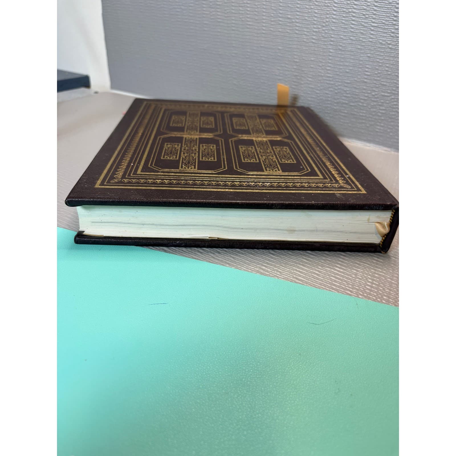 The New Illustrated Companion to the Bible J.R. Porter Gold Art Deco Hardcover - Thumbnail 10