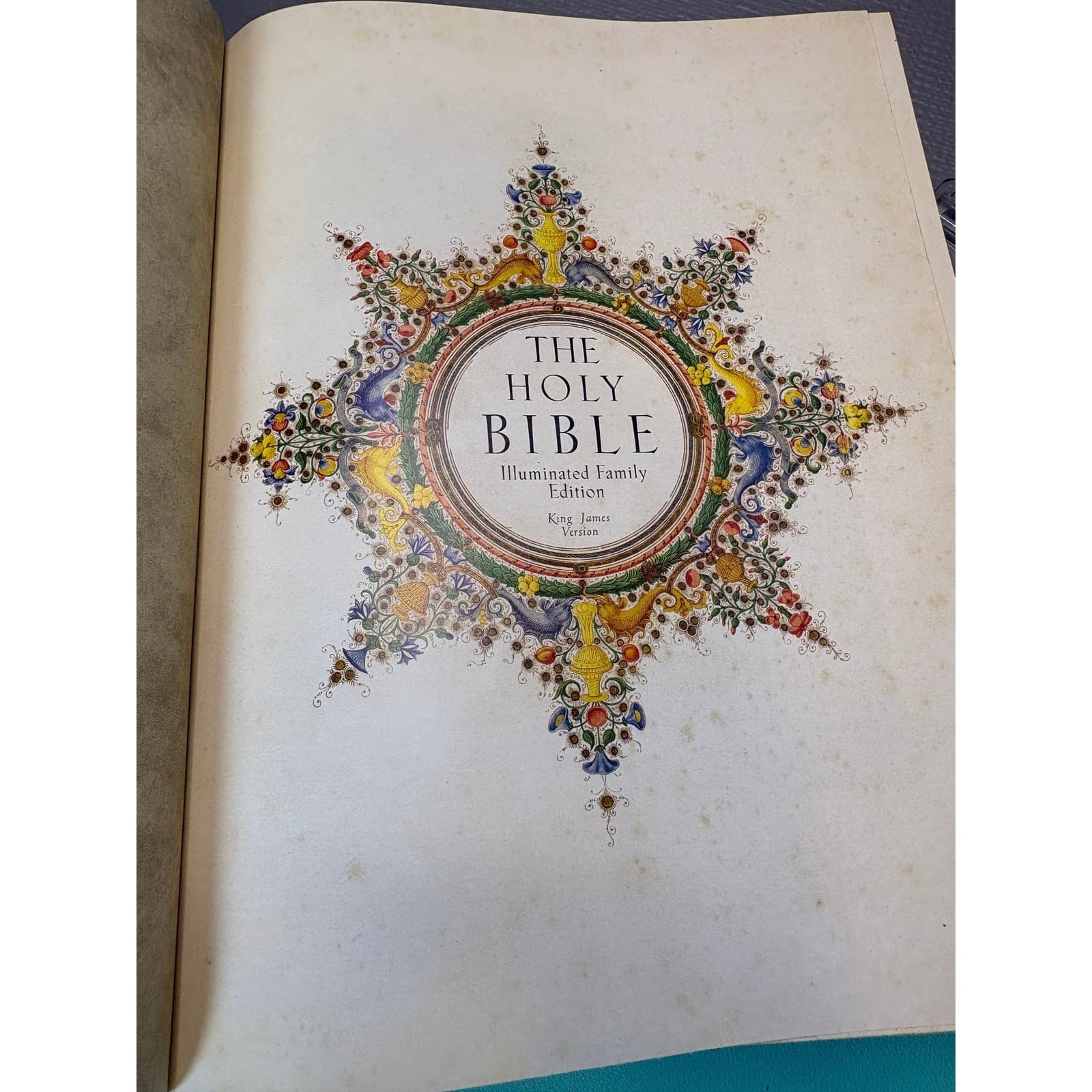 The Holy Bible Illuminated Family Edition King James Version Year 2000 vintage - Thumbnail 7
