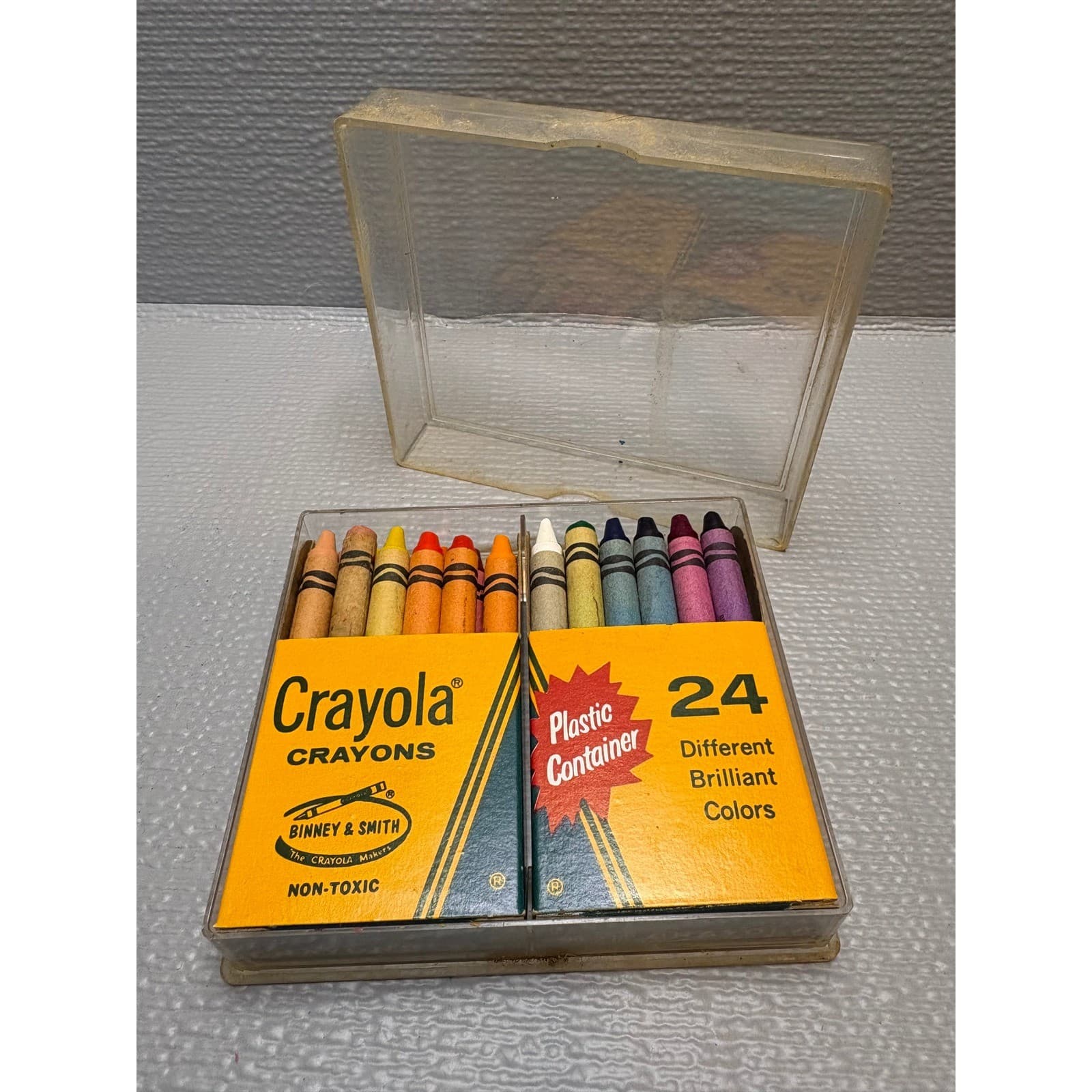 Vintage Crayola 24 Count Crayons Binney & Smith No. 24 P Plastic Container USA - Thumbnail 3