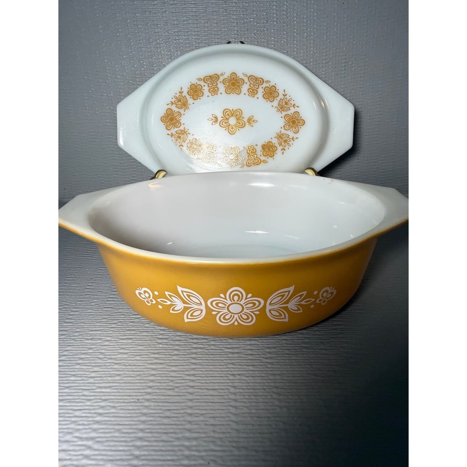 Vintage Pyrex Butterfly Gold 043 Oval Casserole Dish with Lid 1.5 Quart Yellow - Thumbnail 2
