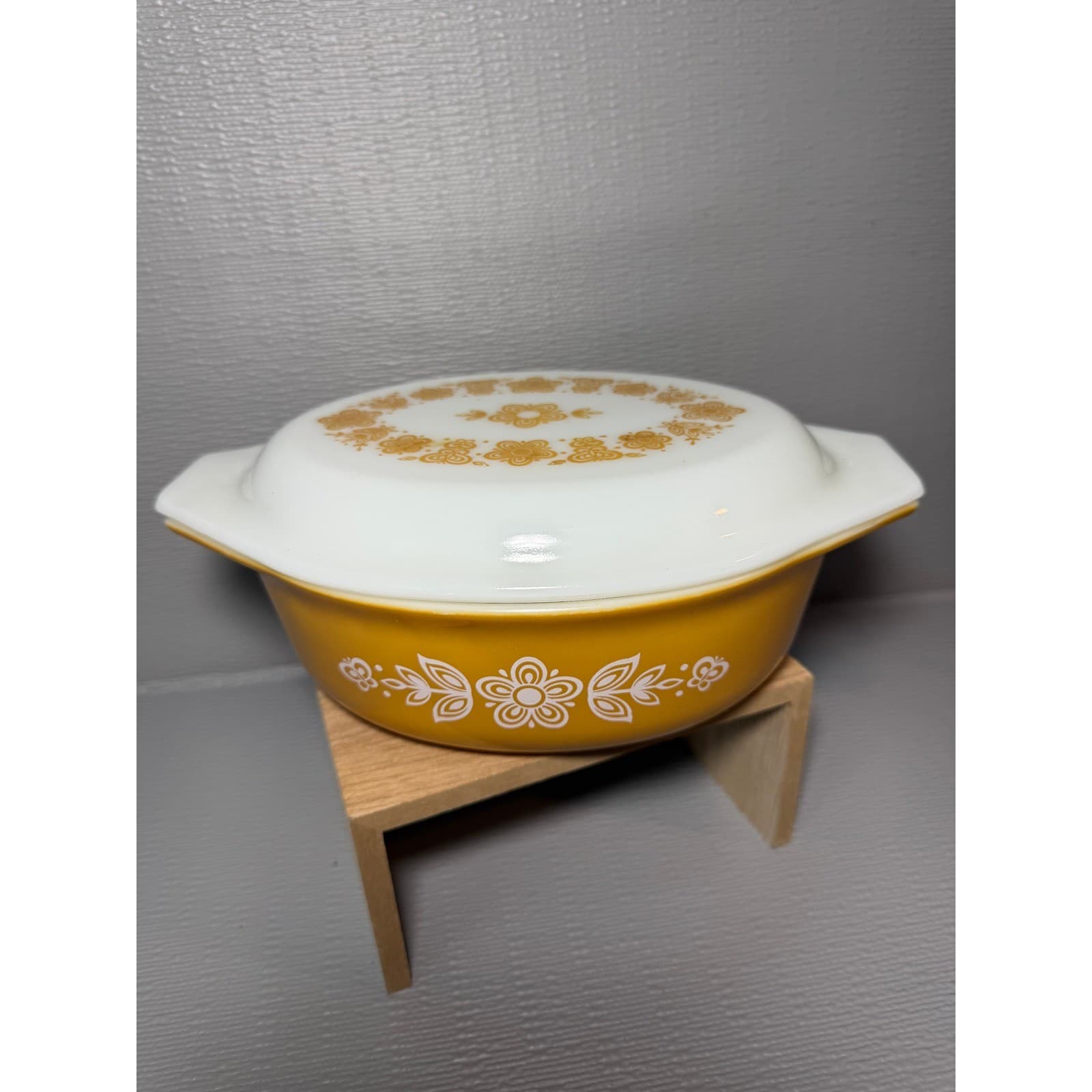 Vintage Pyrex Butterfly Gold 043 Oval Casserole Dish with Lid 1.5 Quart Yellow - Thumbnail 3