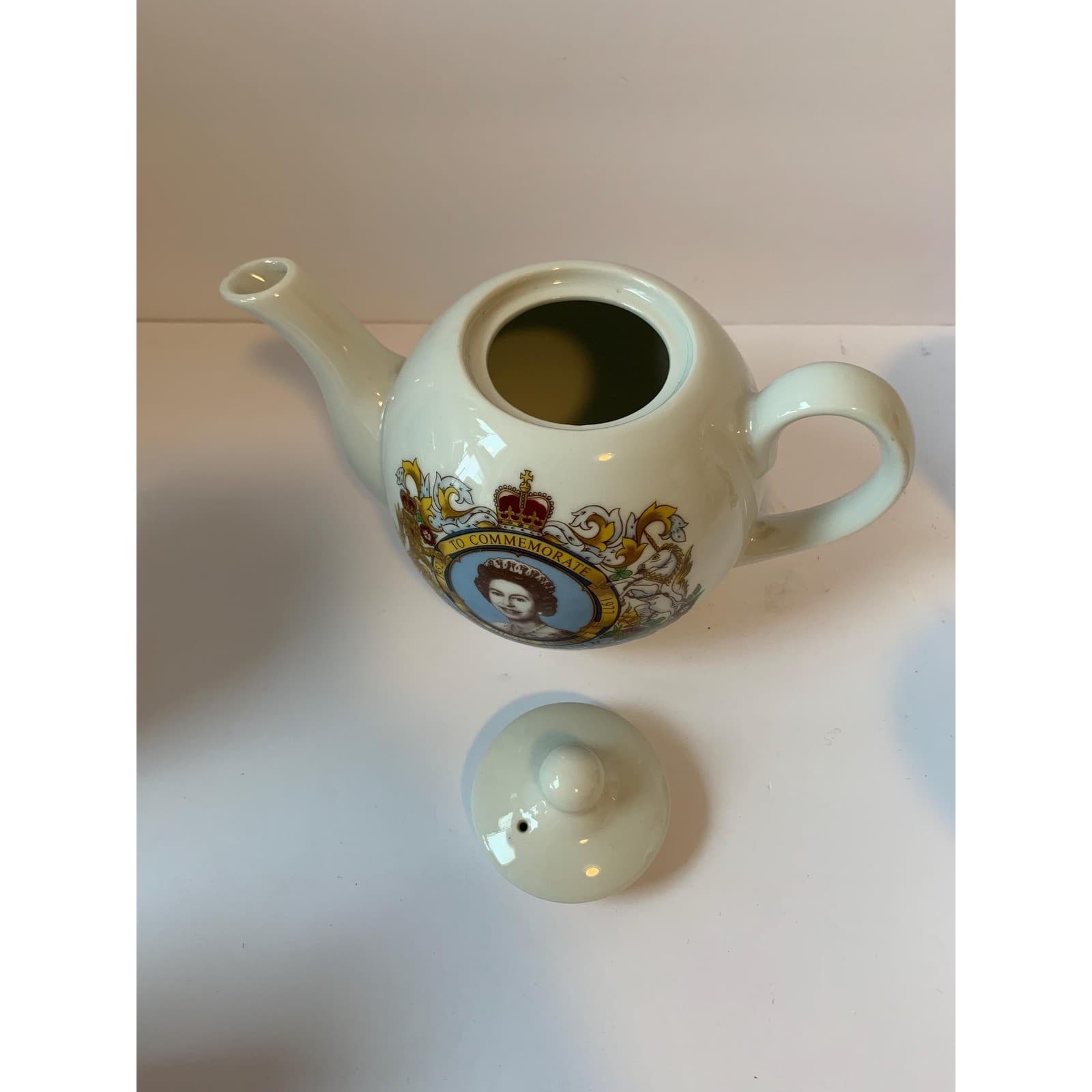 Vintage Queen Elizabeth II Silver Jubilee Teapot 1977 Commemorative Royal Crest - Thumbnail 3